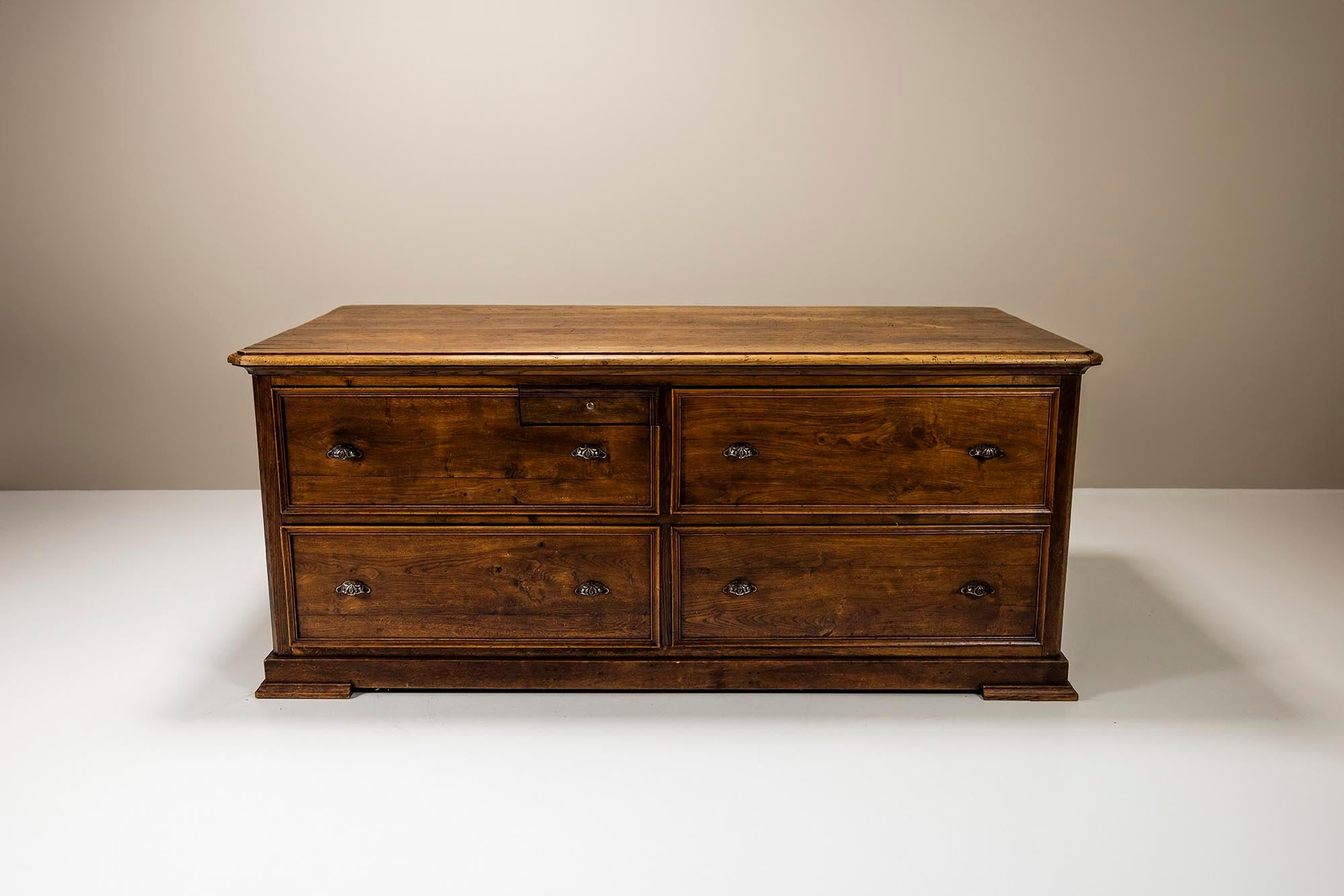 This impressive counter could easily have served in a department store like Printemps in the 1920s and 1930s. With its many drawers and therefore considerable storage capacity, it is a practical eye-catcher drenched in the romantic appearance of Art