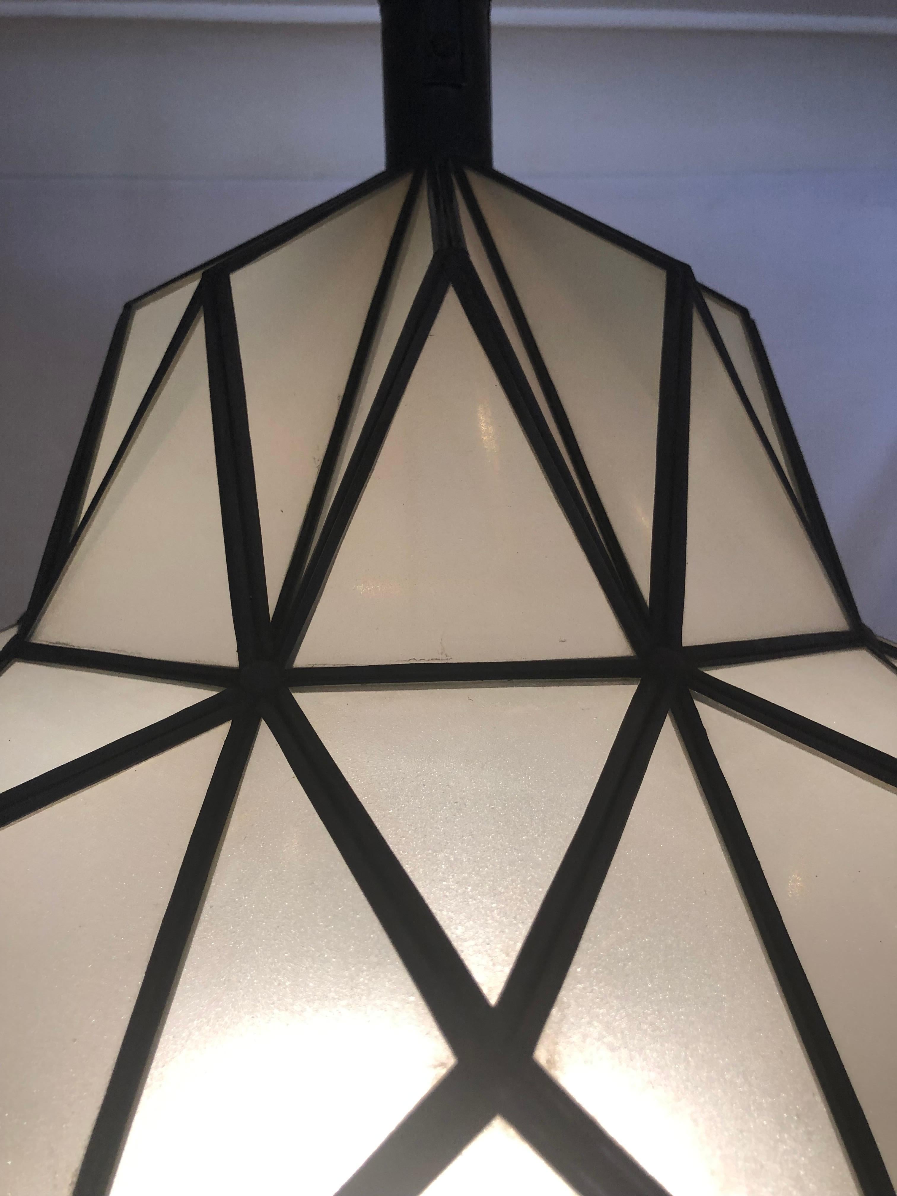 Paire de grands lustres, pendentifs ou lanternes Art Déco en forme de dôme en blanc laiteux en vente 7