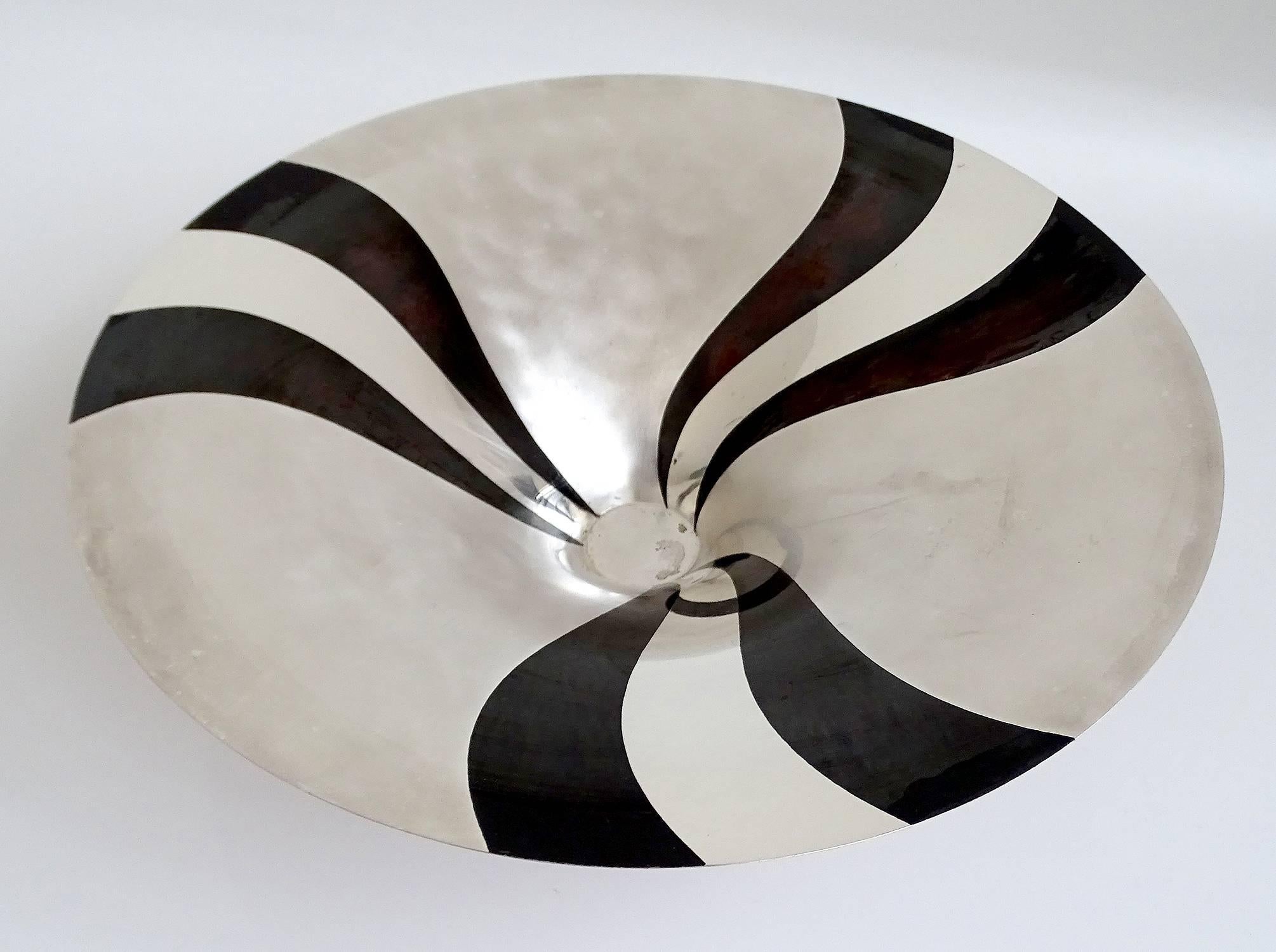 WMF Ikora Art Deco silver plated brass bowl . The flaring artistic metal vessel rests on three round disk feet; the interior is boldly decorated with alternating burnished and silver stripes radiating outward from the centre. 
extremely rare