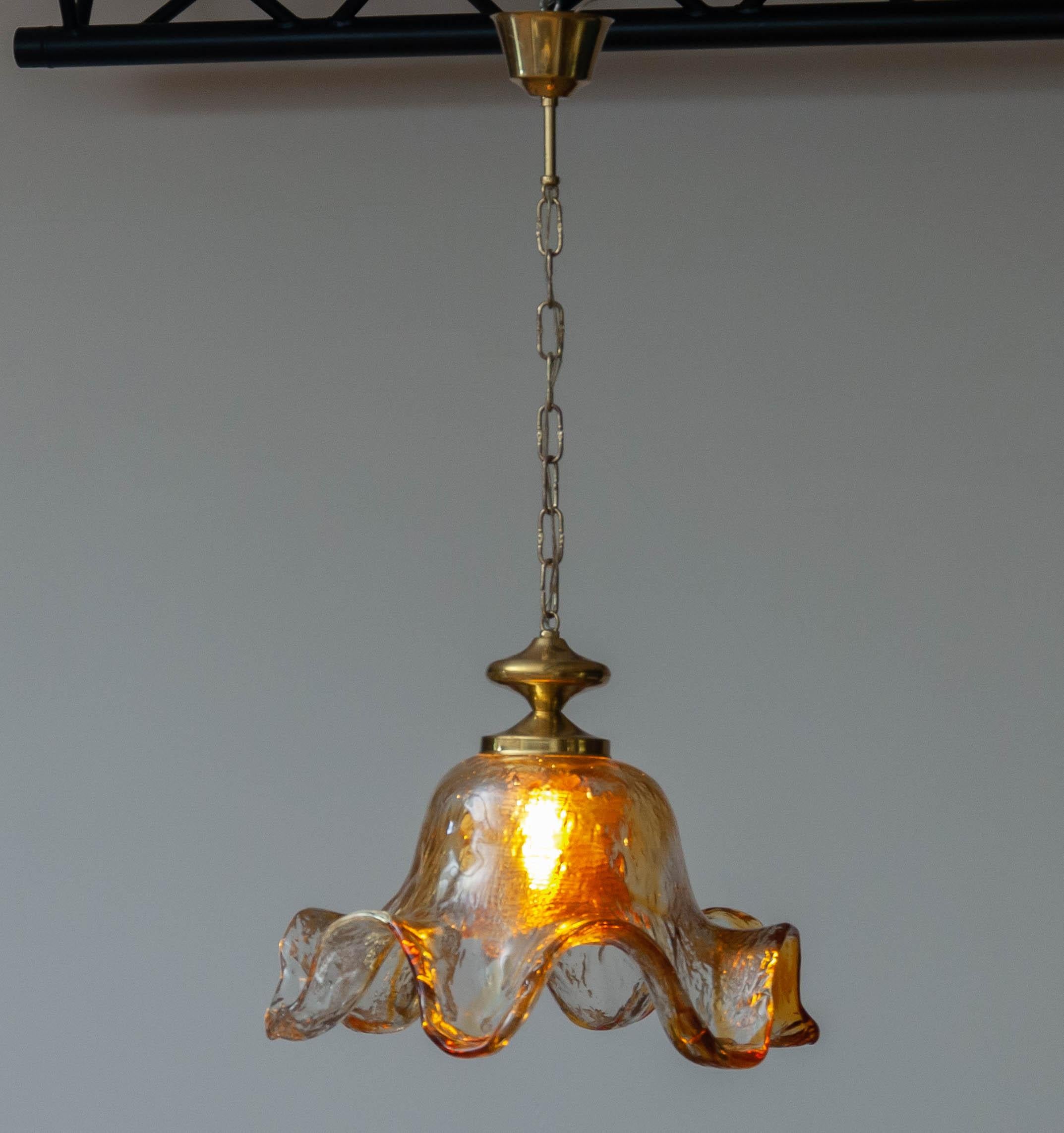 Extremely rare and beautiful art glass pendant in mixed color clear and amber. Also the glass shade shows a lot of air bubbles ( Pulegoso ) what gives the pendant a beautiful artistic character.
Inside the large art glass shade is an amber reflextor