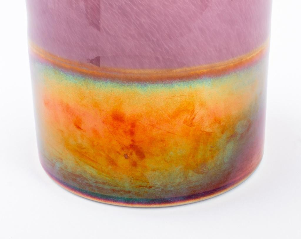 Grand bol cylindrique en verre d'art de couleur améthyste et or avec glaçure irisée.

Concessionnaire : S138XX