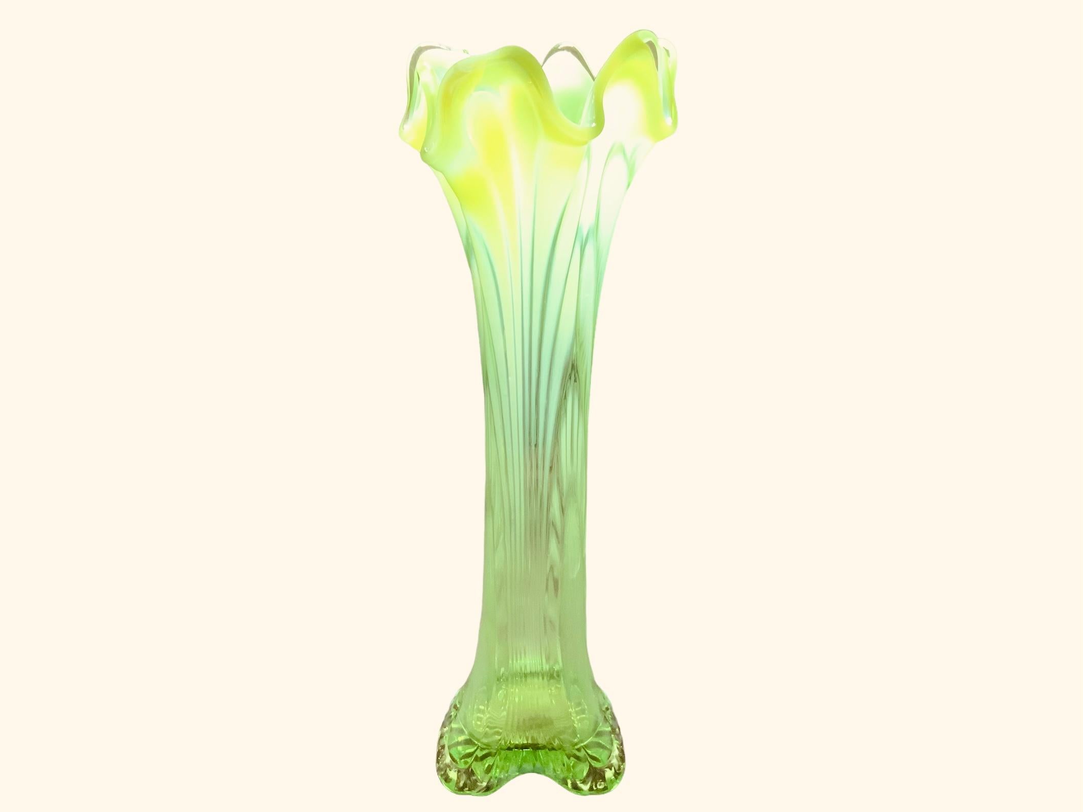 Large Art Glass Flower Vase In Good Condition For Sale In Guaynabo, PR