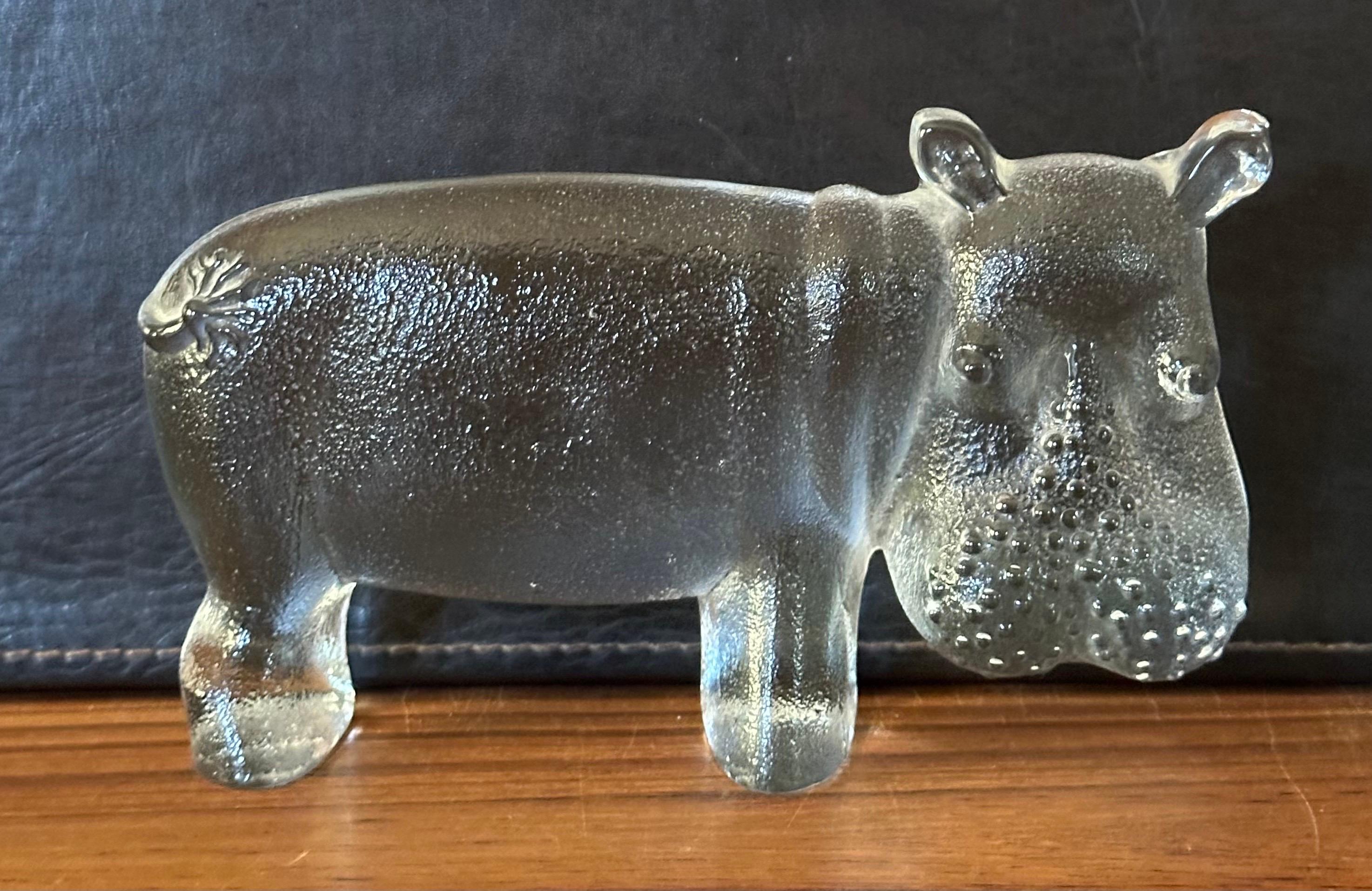 Pisapapeles/escultura grande de hipopótamo de vidrio artístico al estilo de Kosta Boda Suecia siglo XX en venta