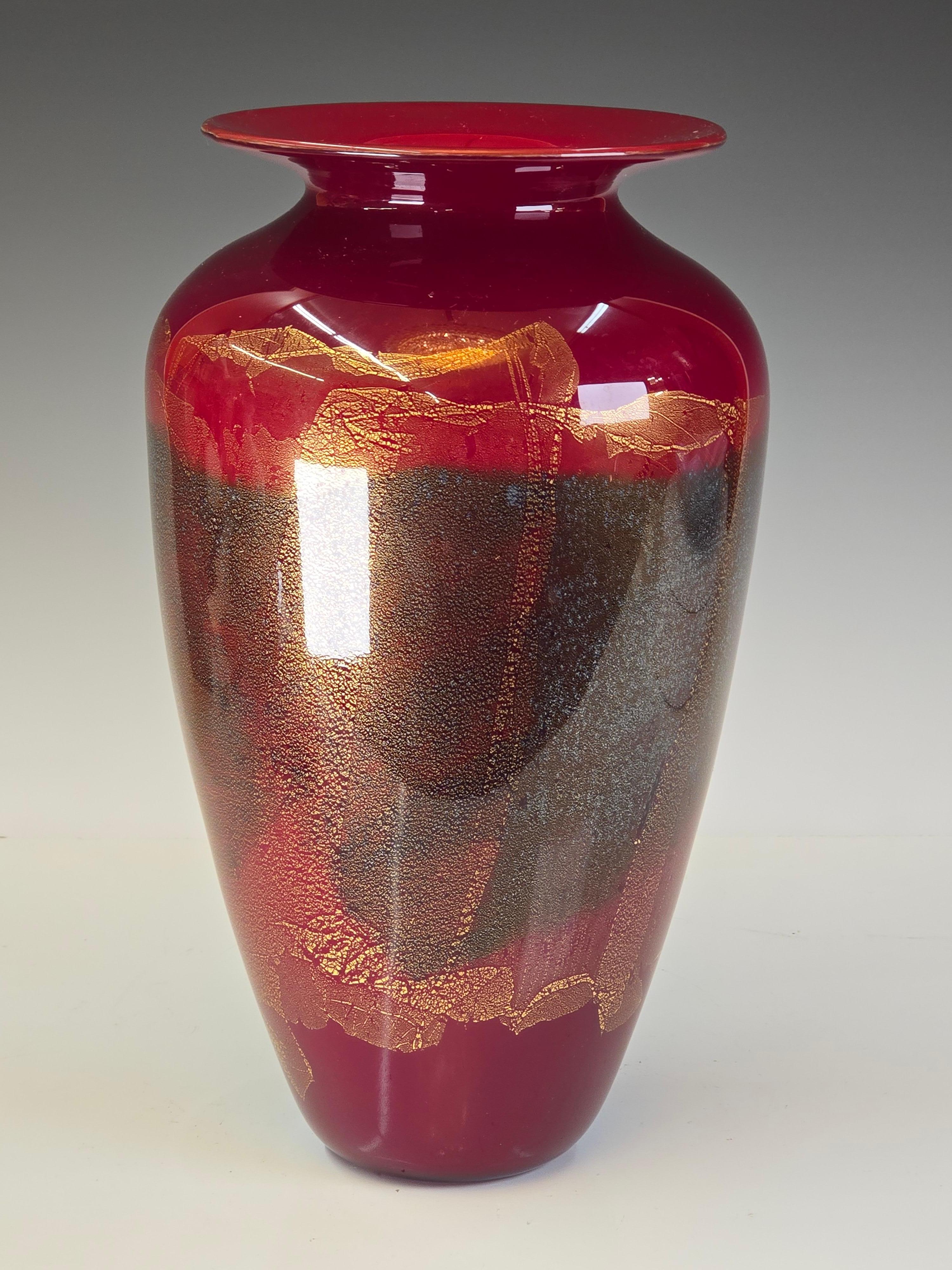 Bellissimo vaso in vetro artistico di grandi dimensioni realizzato dal famoso artista Michael Nourot.  Tra i suoi clienti c'erano ex presidenti, il papa e altri ancora. Ha studiato in California e ha lavorato con Dale Chihuly e James Carpenter per