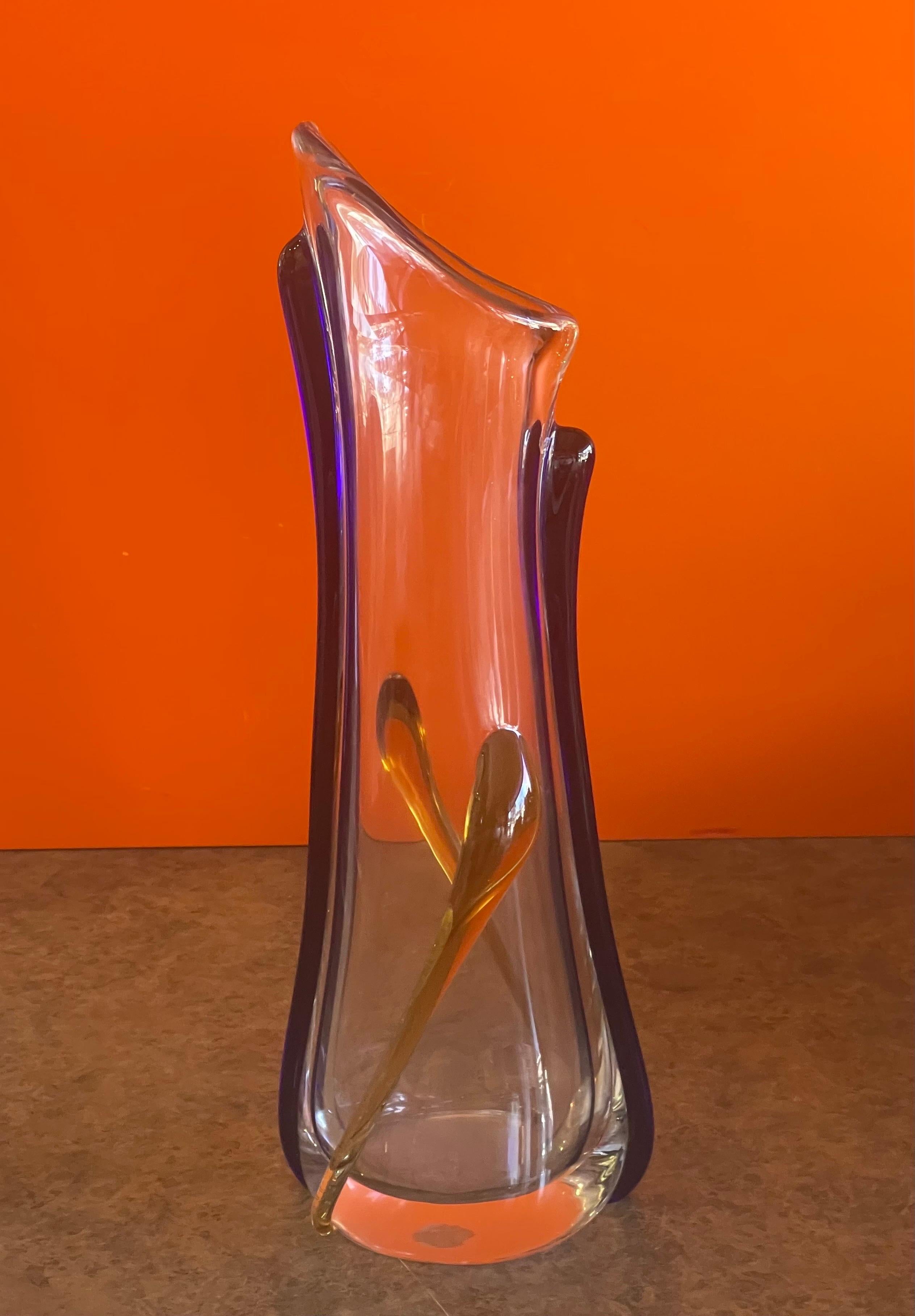 Große Vase aus Kunstglas von Murano, ca. 1990er Jahre. Es ist ein wunderschönes, sehr schweres, klares Stück mit komplizierter Überfangglasarbeit in Blau und Gelb. Die Vase ist in sehr gutem Vintage-Zustand ohne Chips oder Risse und misst 6,5 