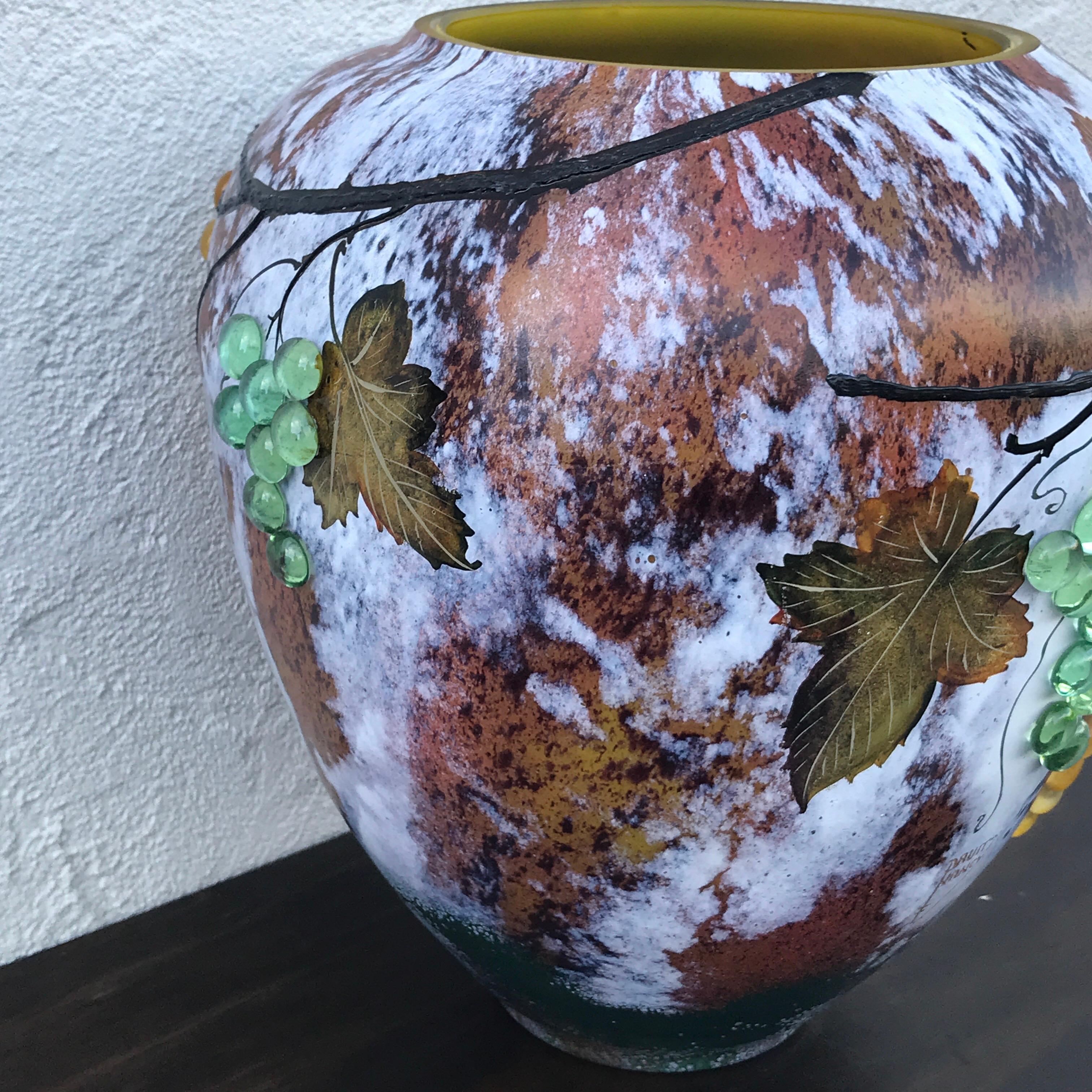 Grand vase en verre d'art avec raisins appliqués, d'après Daum Nancy en vente 2