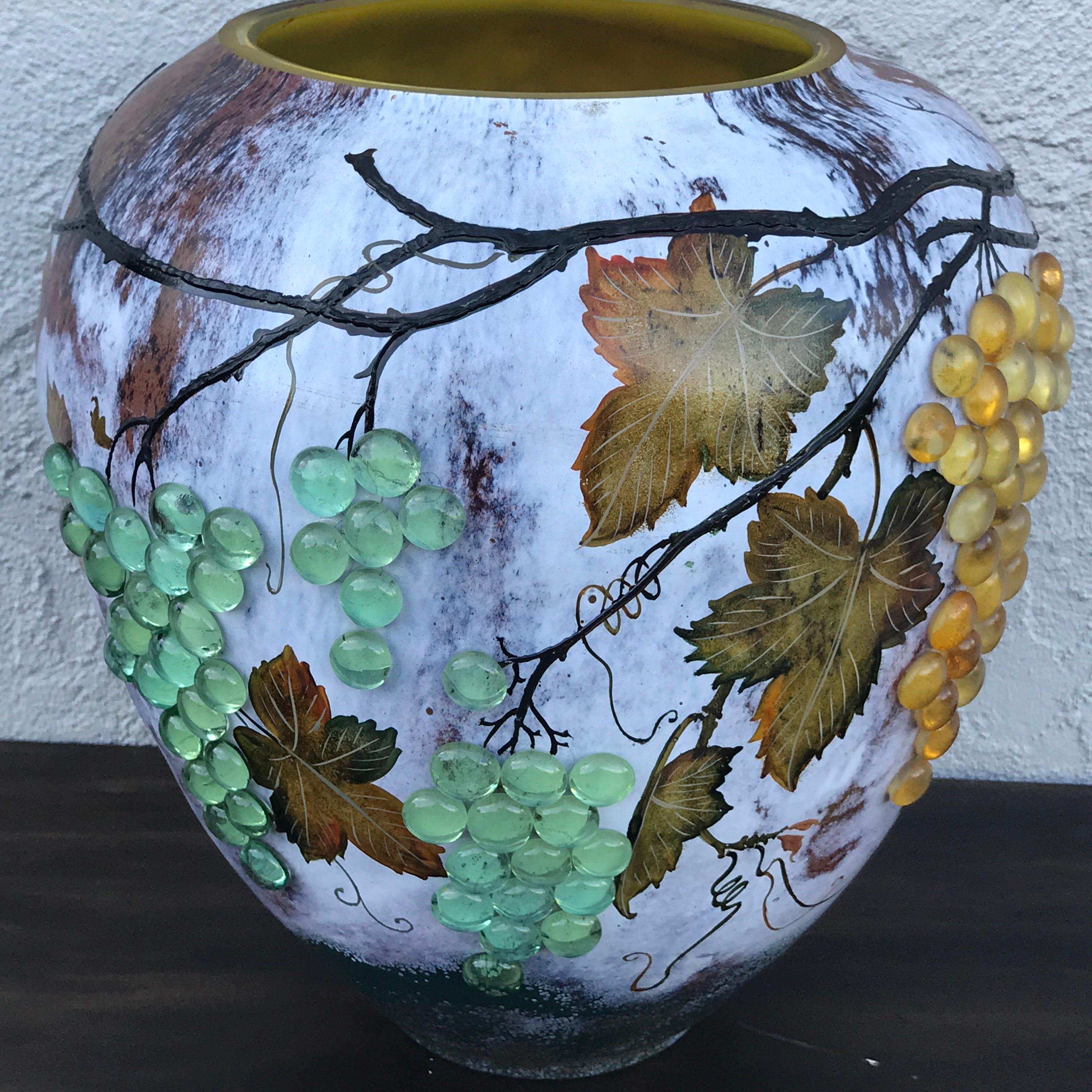 Grand vase en verre d'art avec raisins appliqués, d'après Daum Nancy en vente 4
