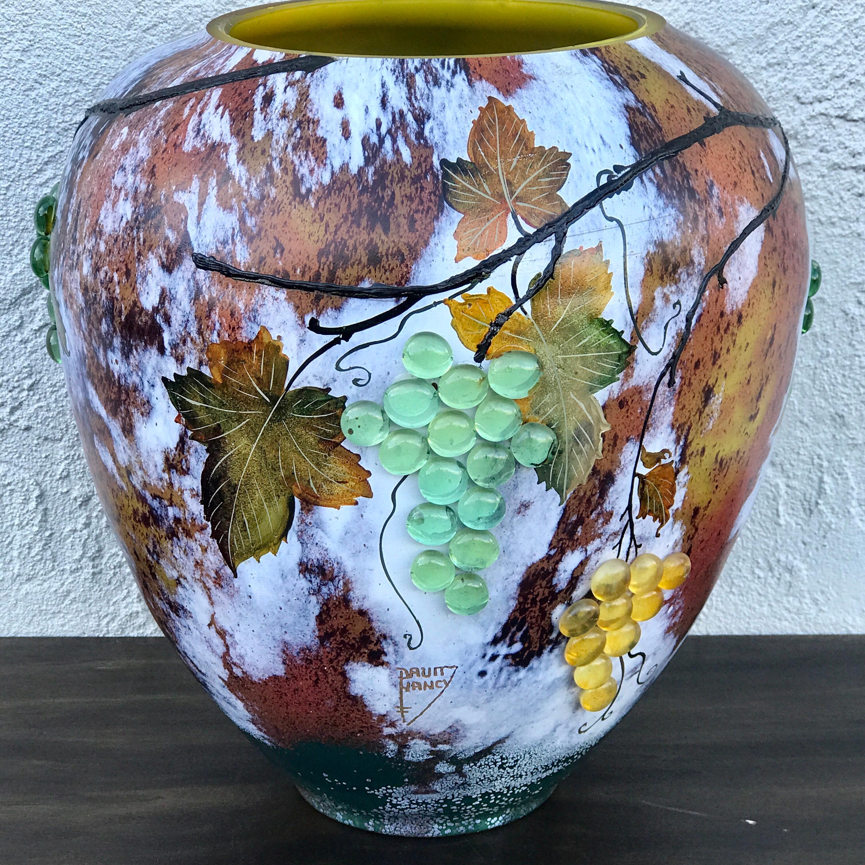 Große Vase aus Kunstglas mit applizierten Trauben, nach Daum Nancy

Sehen Sie sich unsere exquisite große Kunstglasvase mit applizierten Trauben an, ein atemberaubendes Beispiel des späten 20. Jahrhunderts für die feine, an Daum Nancy erinnernde