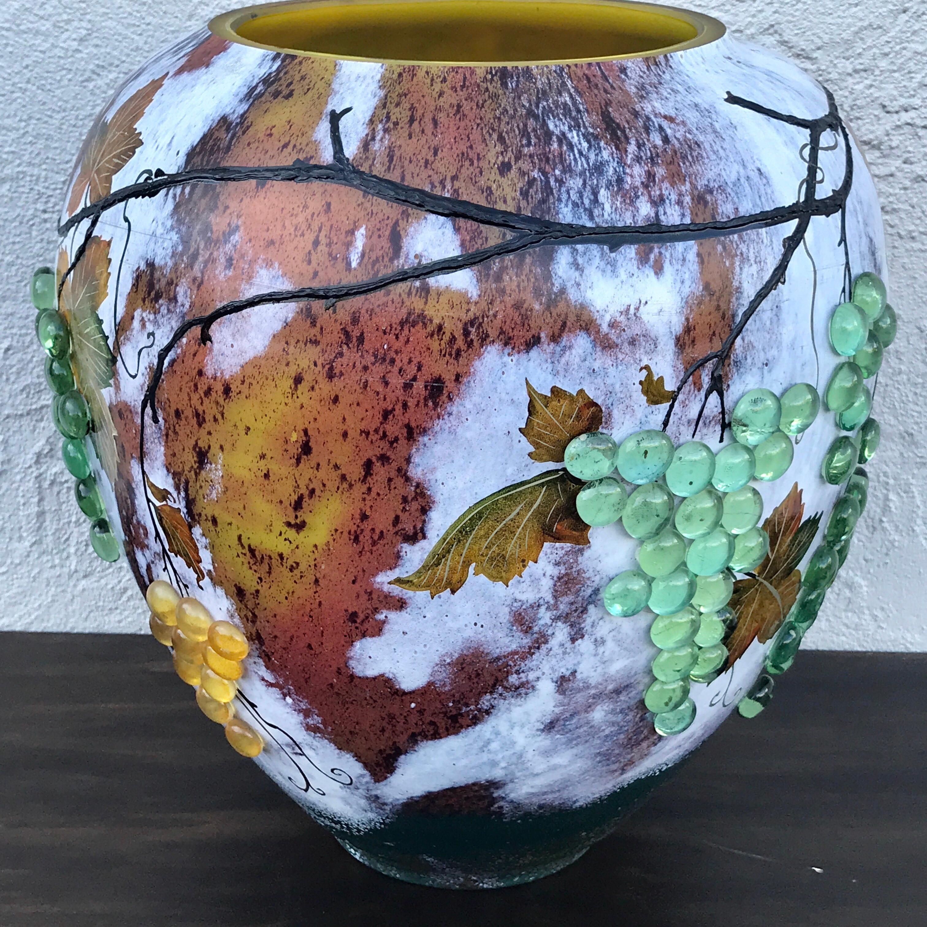 Große Vase aus Kunstglas mit applizierten Trauben, nach Daum Nancy (Europäisch) im Angebot