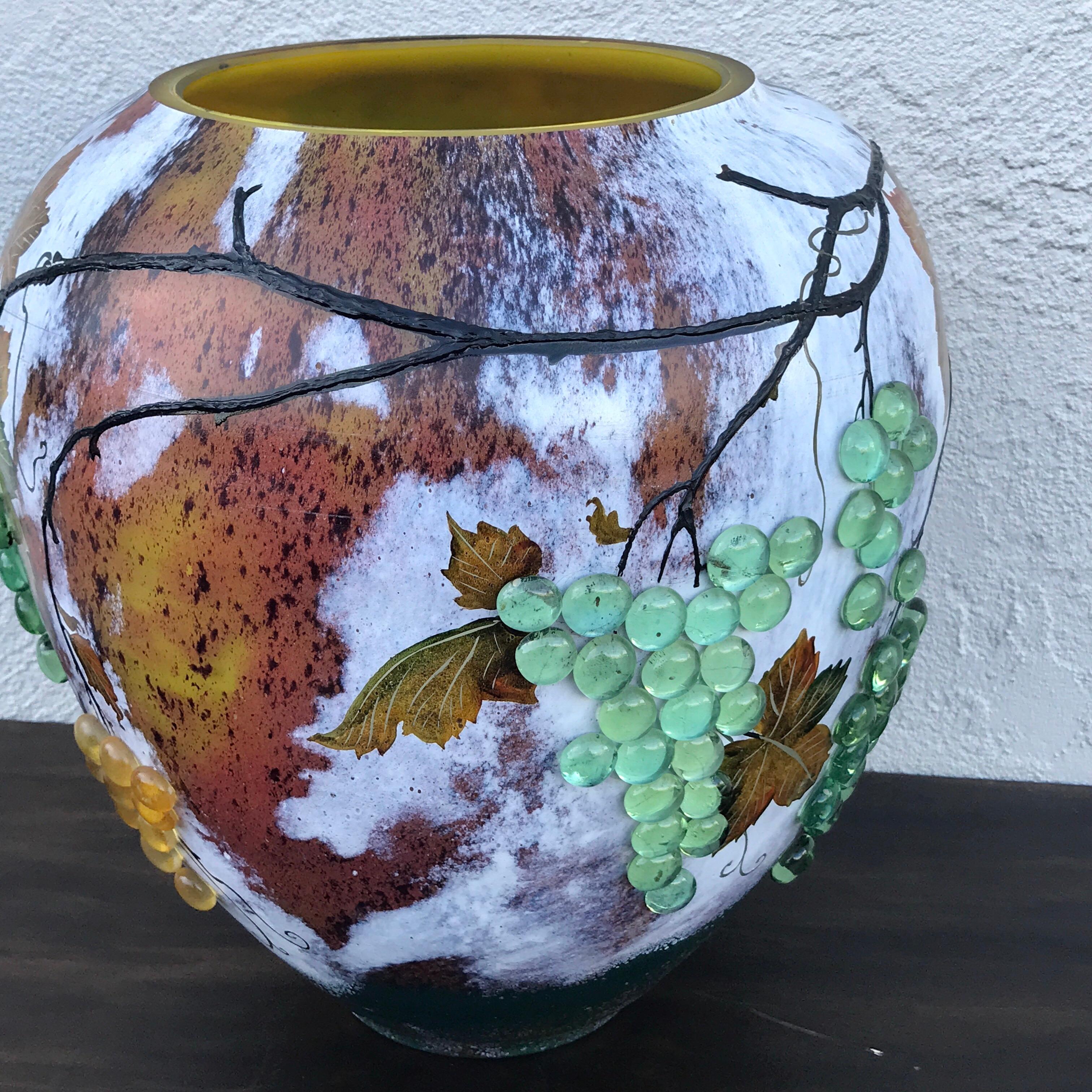 Européen Grand vase en verre d'art avec raisins appliqués, d'après Daum Nancy en vente