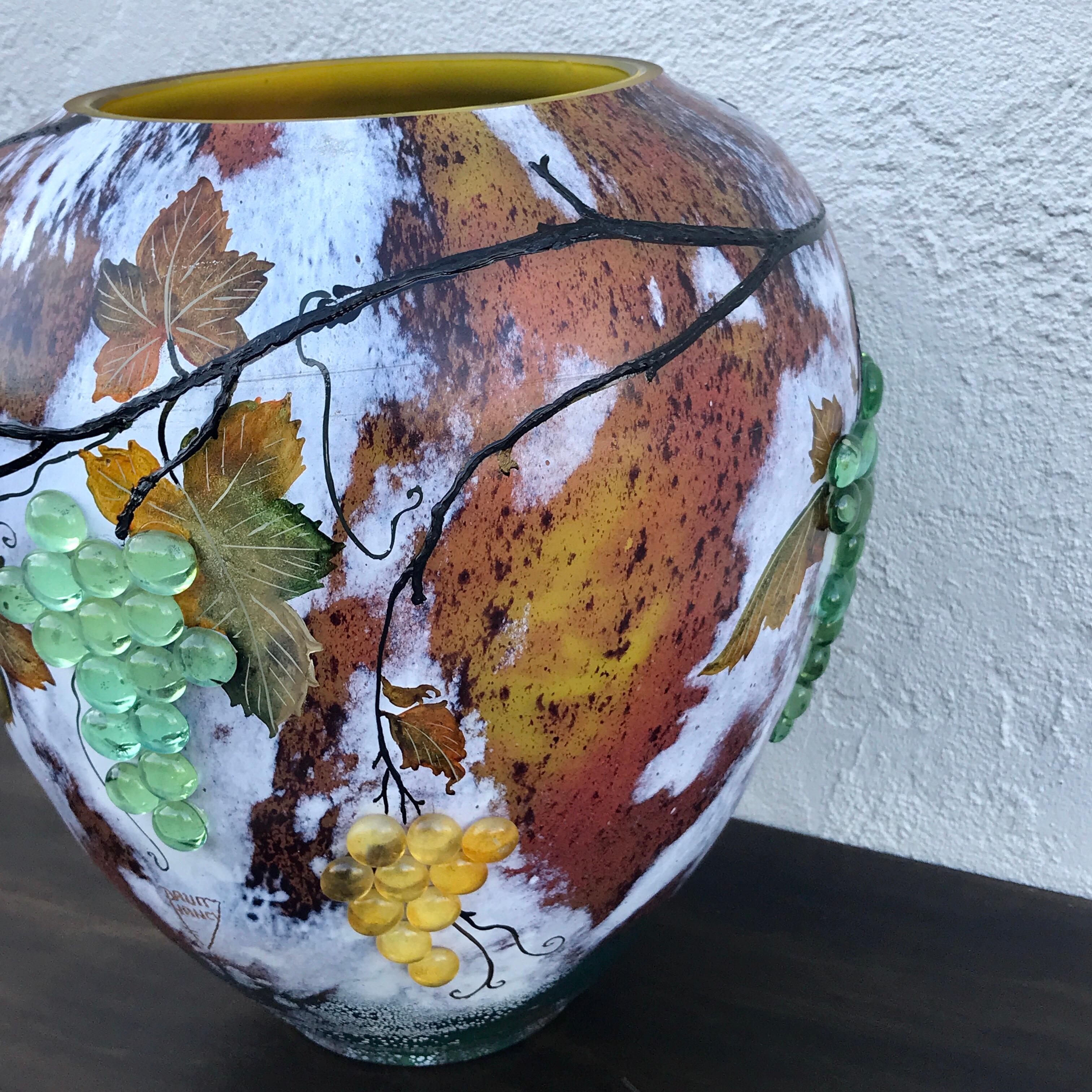 Grand vase en verre d'art avec raisins appliqués, d'après Daum Nancy Bon état - En vente à West Palm Beach, FL