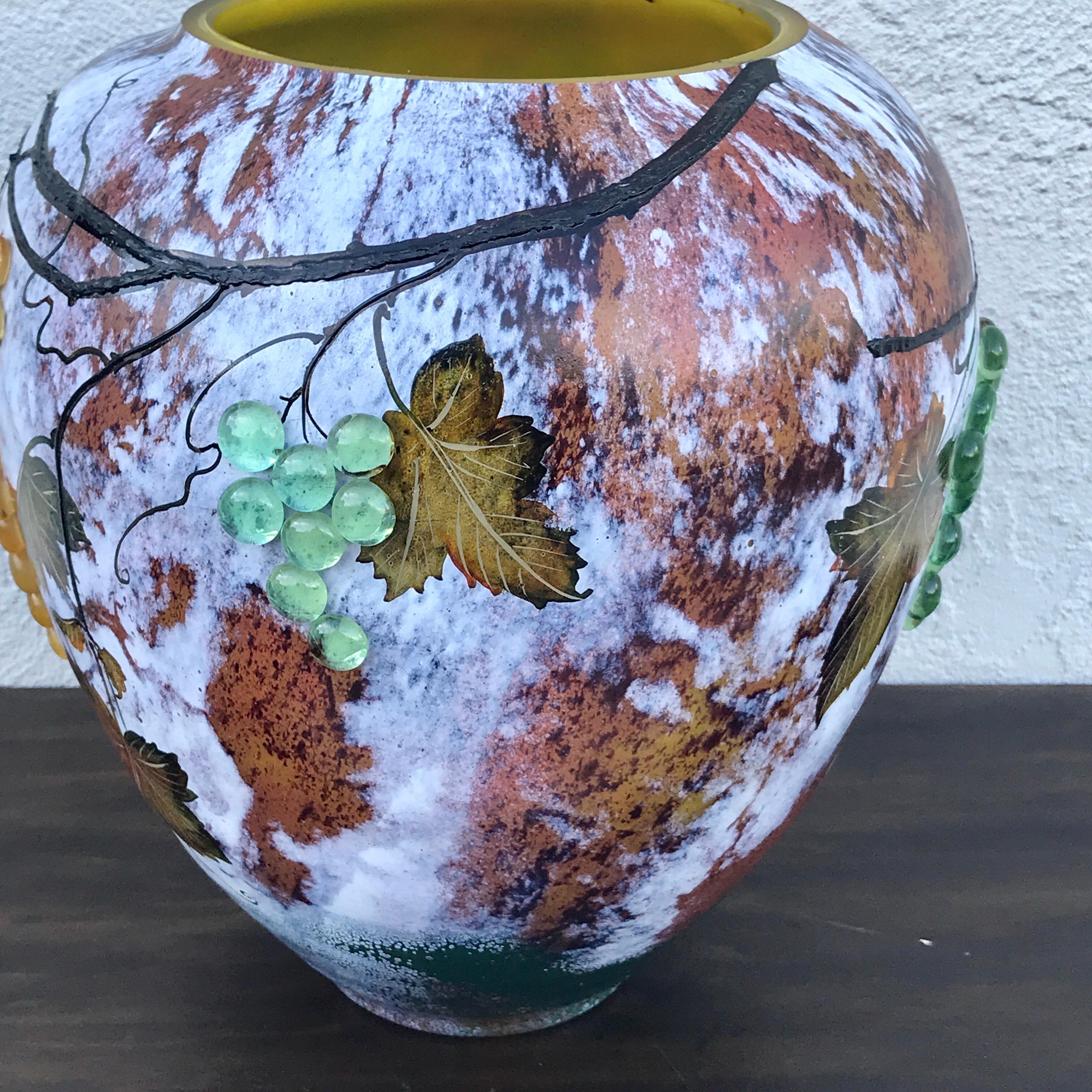 20ième siècle Grand vase en verre d'art avec raisins appliqués, d'après Daum Nancy en vente