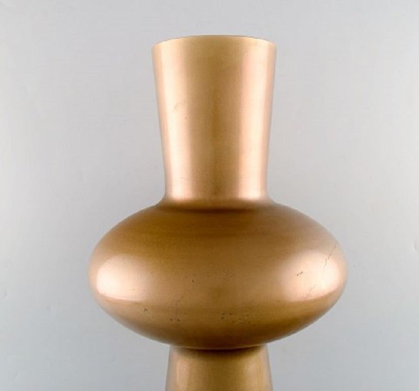 Large art glass vase with gold decoration.
Scandinavian design, circa 1970s.
In good condition with signs of use.
Measures: 49 x 25 cm.