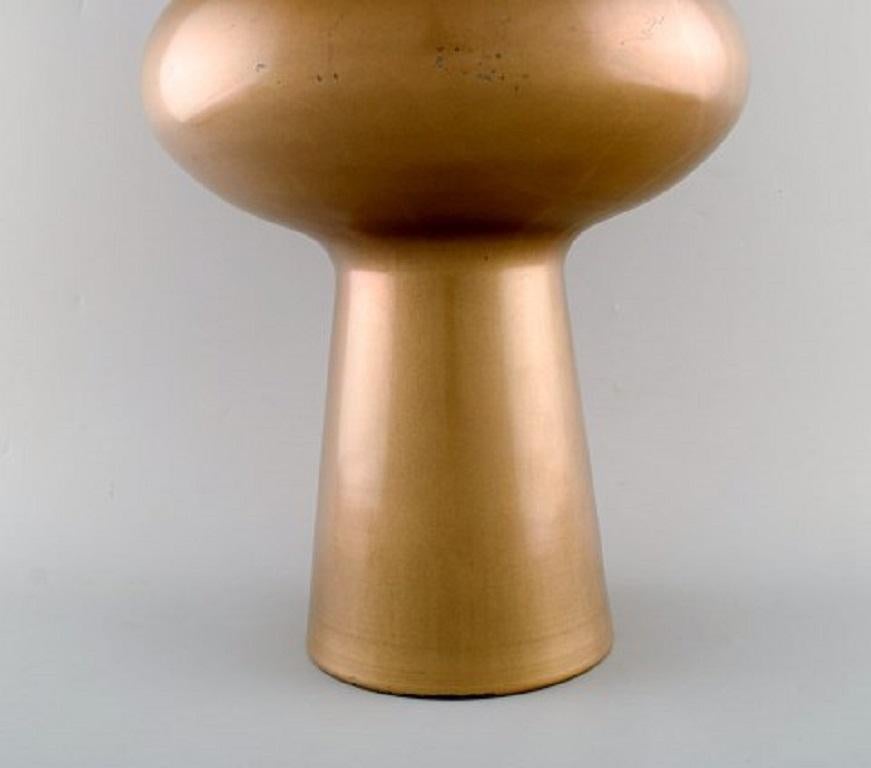 Scandinavo moderno Grande vaso in vetro artistico con decorazioni in oro, design scandinavo, circa anni '70 in vendita