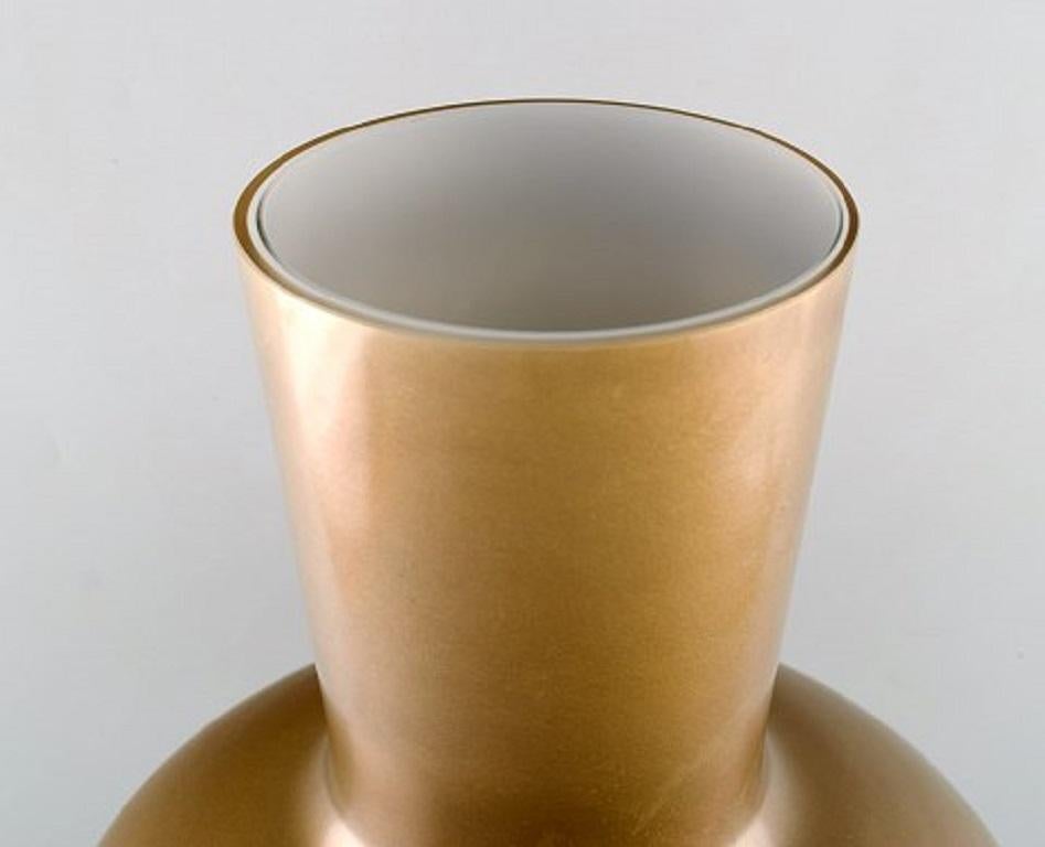 Scandinavo Grande vaso in vetro artistico con decorazioni in oro, design scandinavo, circa anni '70 in vendita