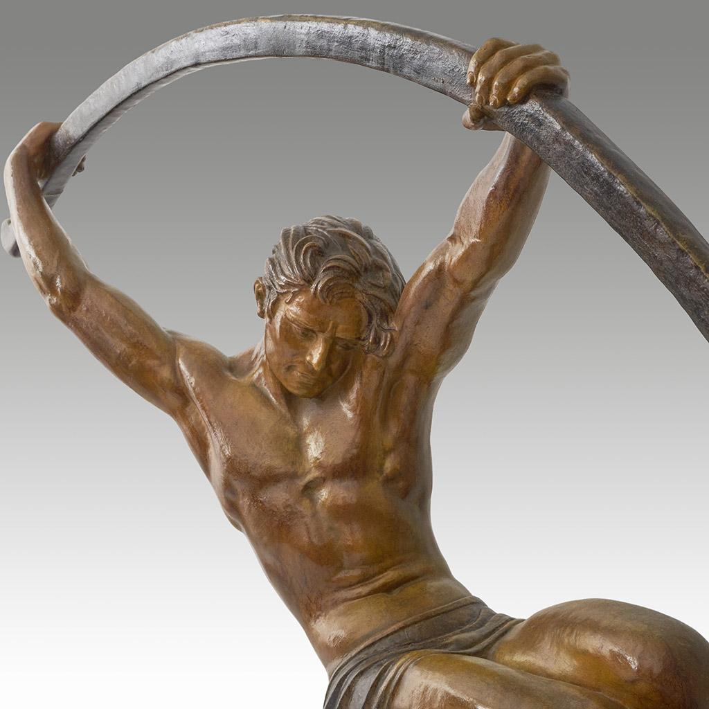 Grande sculpture d'art en métal de Chiparus représentant un homme athlétique pliant une barre en métal en vente 7