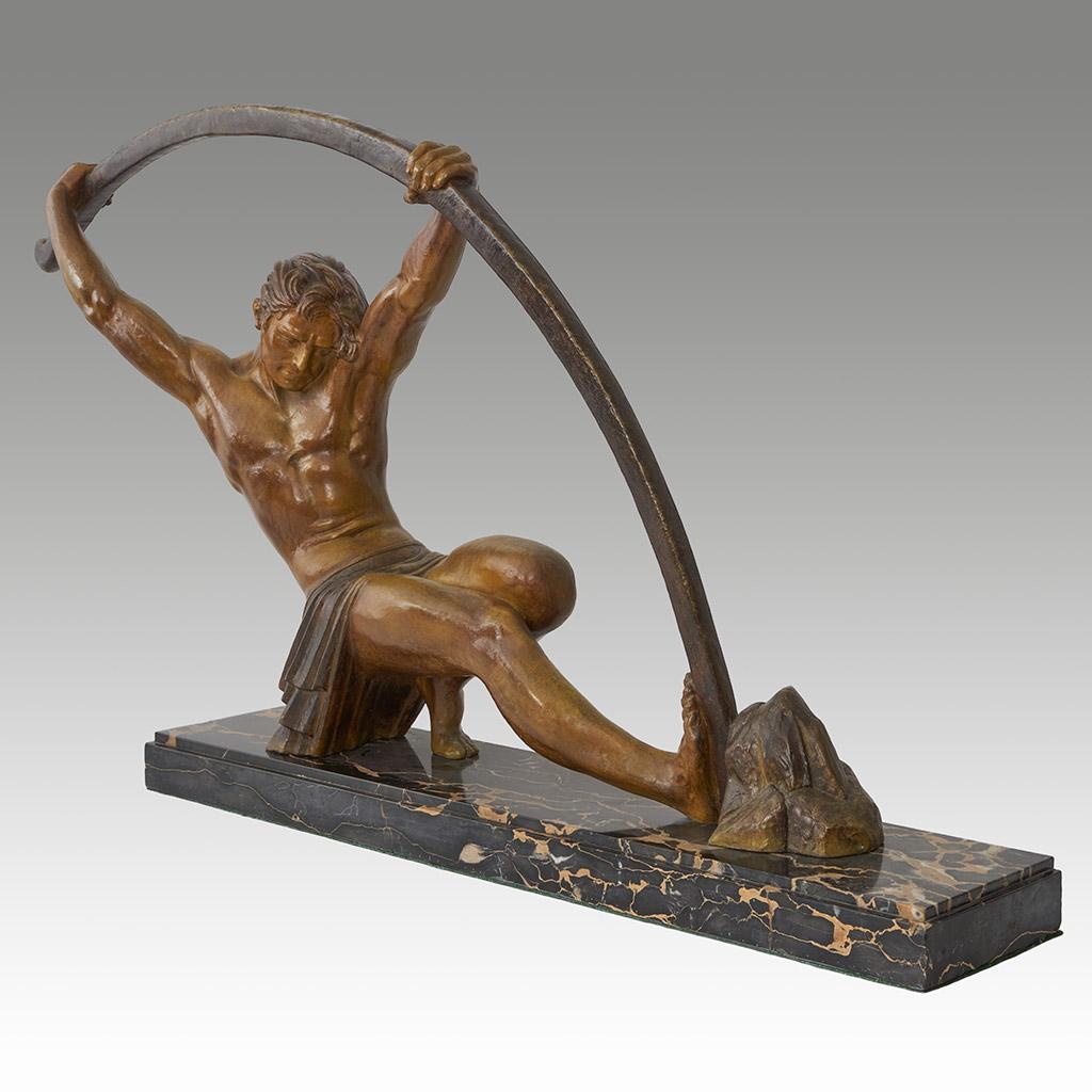 Eine Art-Deco-Metallskulptur von Demetre Chiparus, die einen halbnackten, athletischen Mann zeigt, der seine Muskelkraft einsetzt, um eine Metallstange zu biegen. Sie steht auf einem Sockel aus buntem Marmor und ist auf dem Sockel mit Chiparus