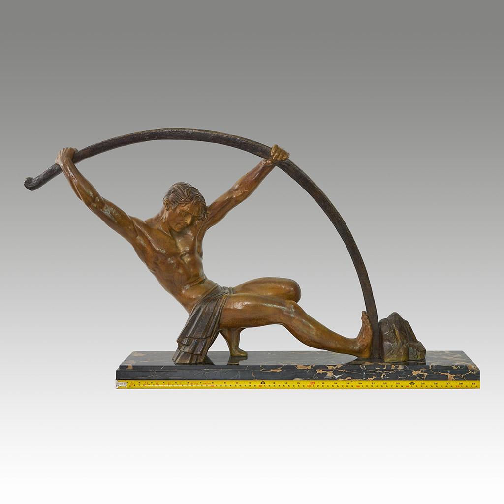Grande sculpture d'art en métal de Chiparus représentant un homme athlétique pliant une barre en métal en vente 1