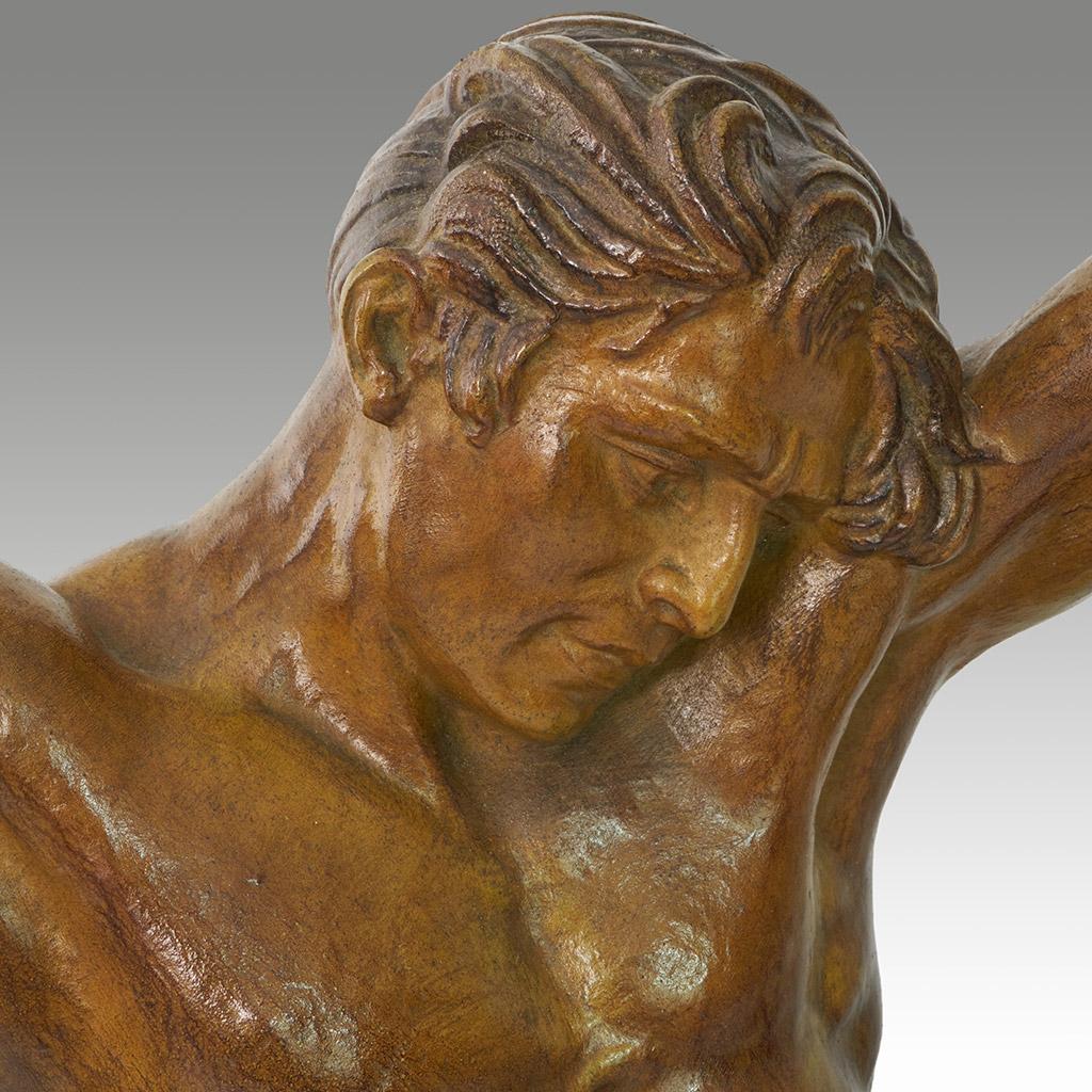 Grande sculpture d'art en métal de Chiparus représentant un homme athlétique pliant une barre en métal en vente 2