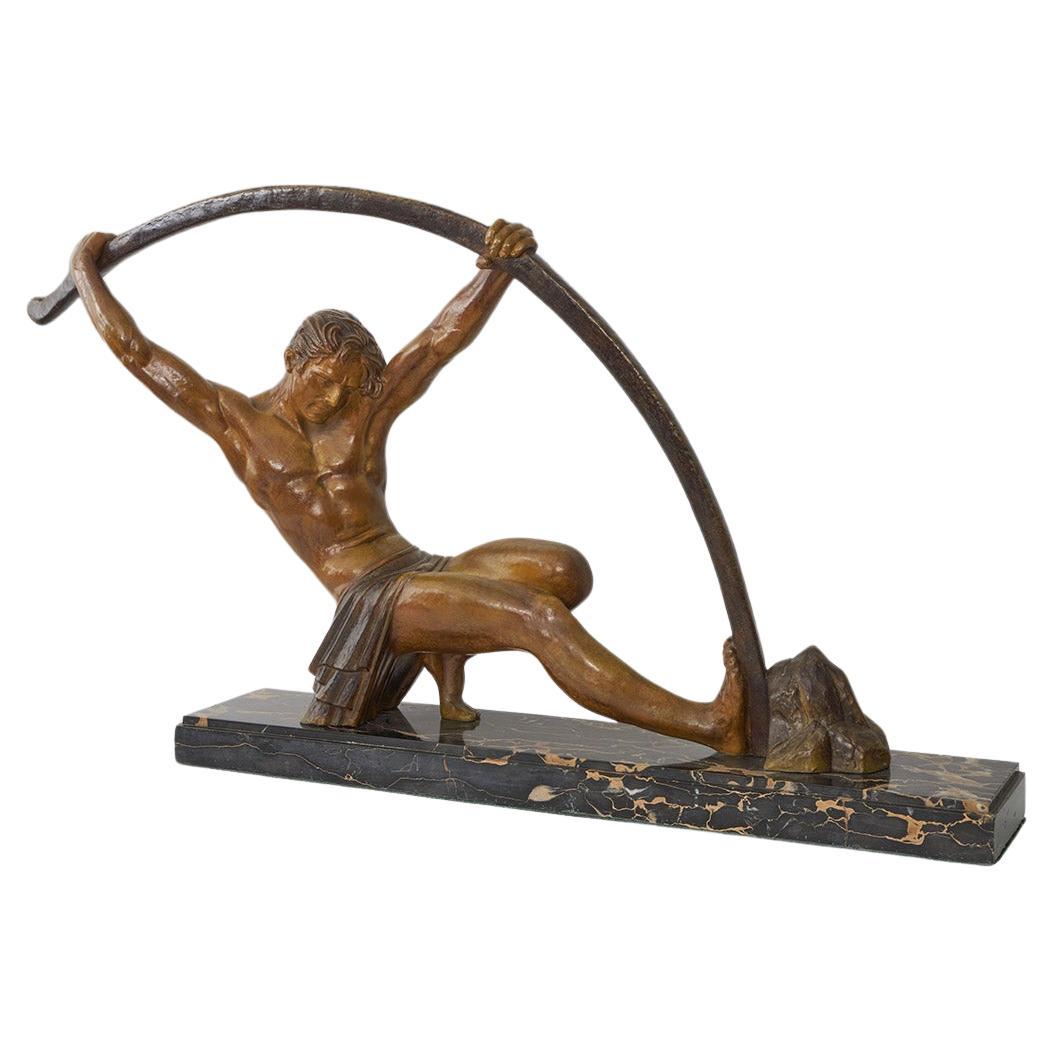 Grande sculpture d'art en métal de Chiparus représentant un homme athlétique pliant une barre en métal en vente