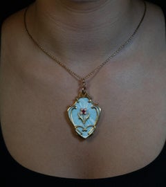 Grand pendentif médaillon en émail guilloché Art Nouveau Antique
