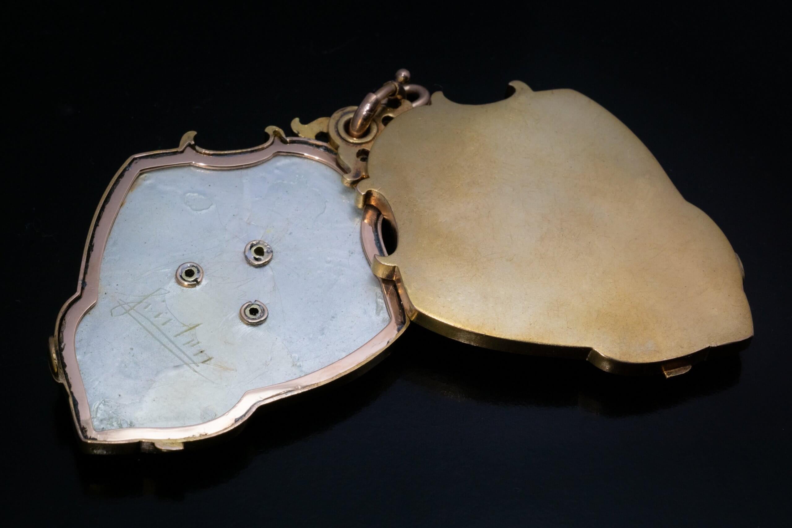 Taglio vecchia miniera Grande ciondolo a medaglione in stile Art Nouveau antico con smalto guilloché in vendita