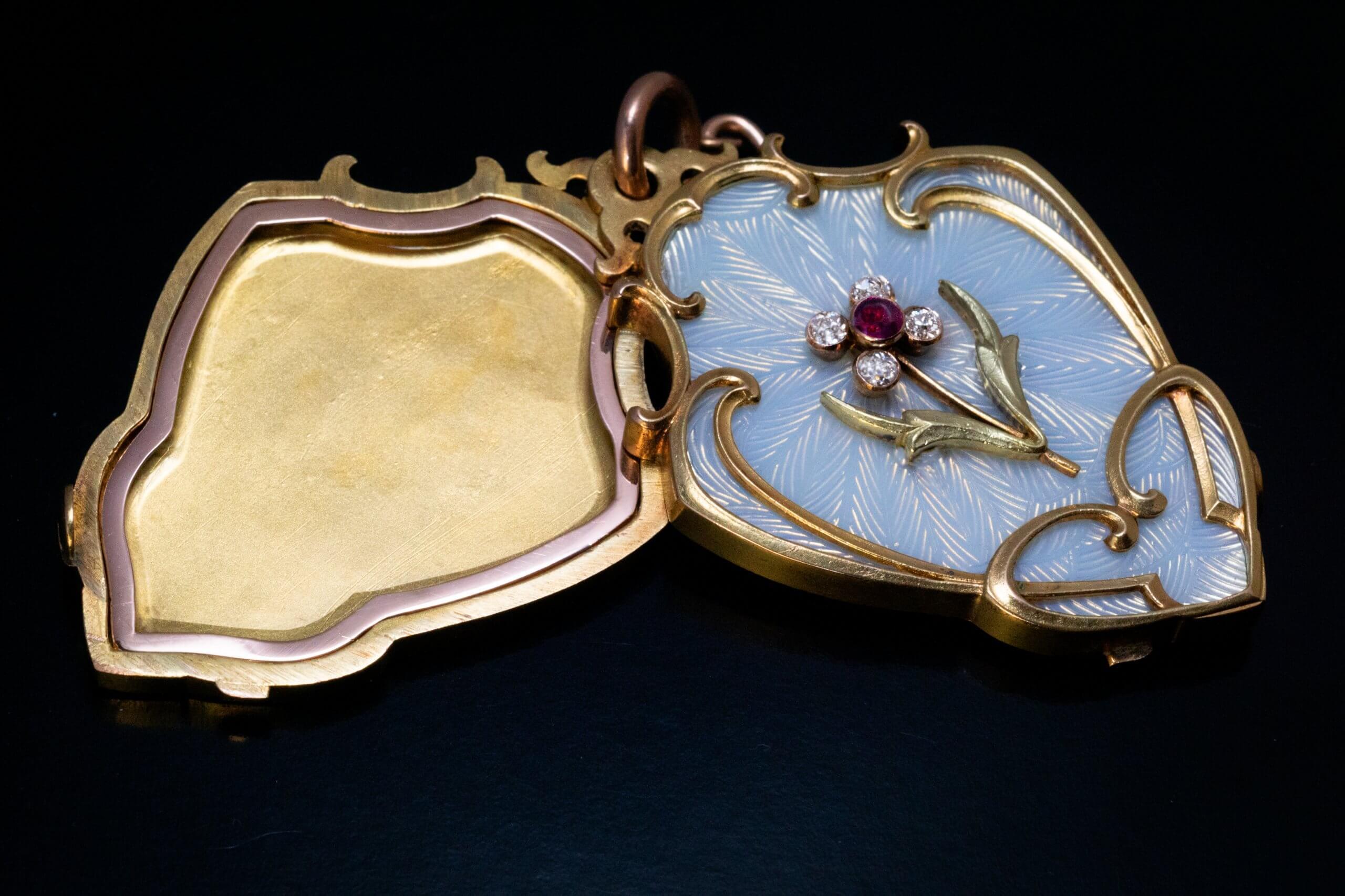 Grande ciondolo a medaglione in stile Art Nouveau antico con smalto guilloché In condizioni ottime in vendita a Chicago, IL