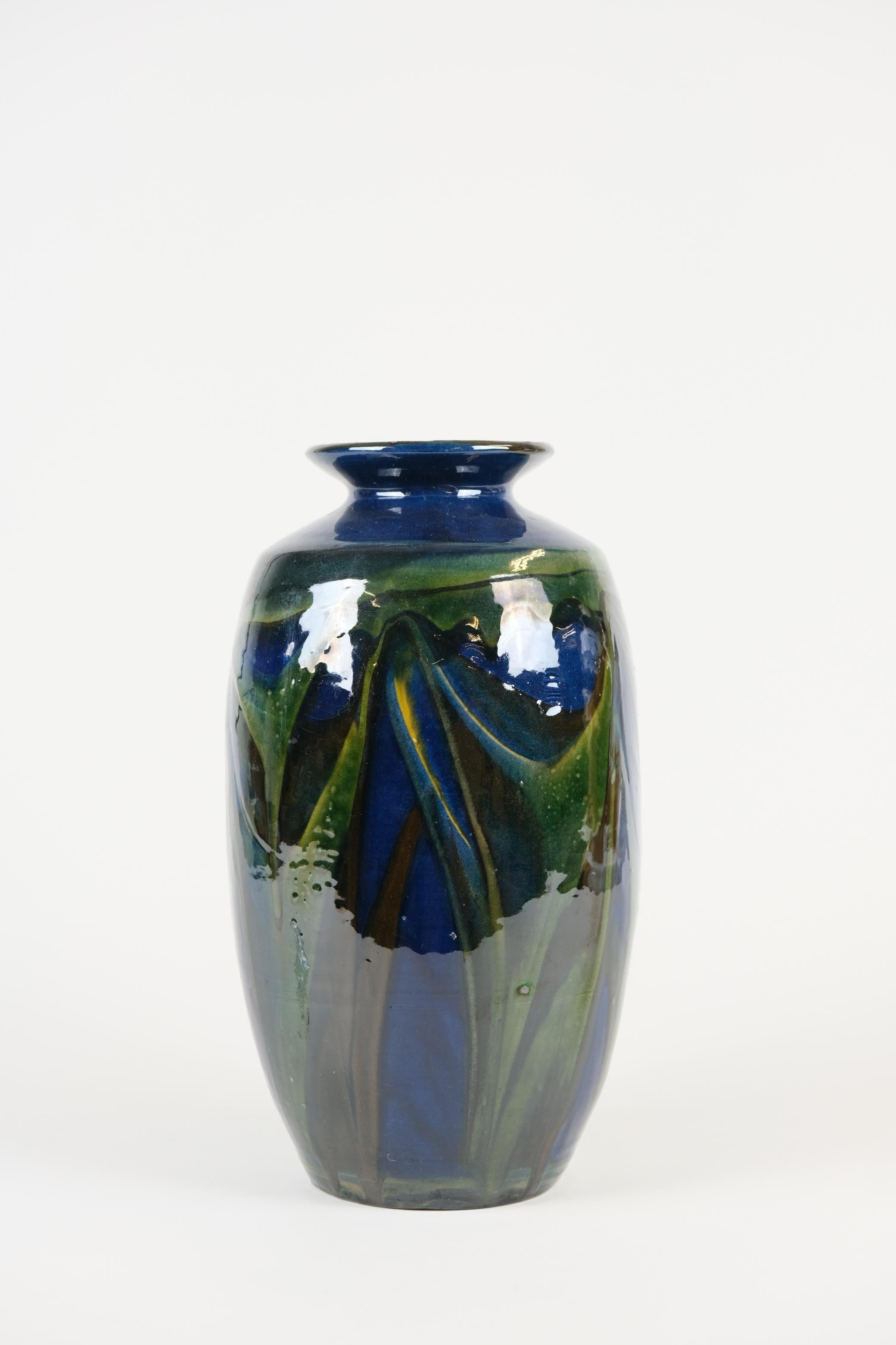 Un beau et assez grand vase en céramique à surface émaillée bleu foncé, vert et brun, conçu par Herman Kähler et fabriqué par Herman Kähler ceramics. Le vase est en très bon état et conserve un éclat vif. Il est signé HAK et Danemark en bas.