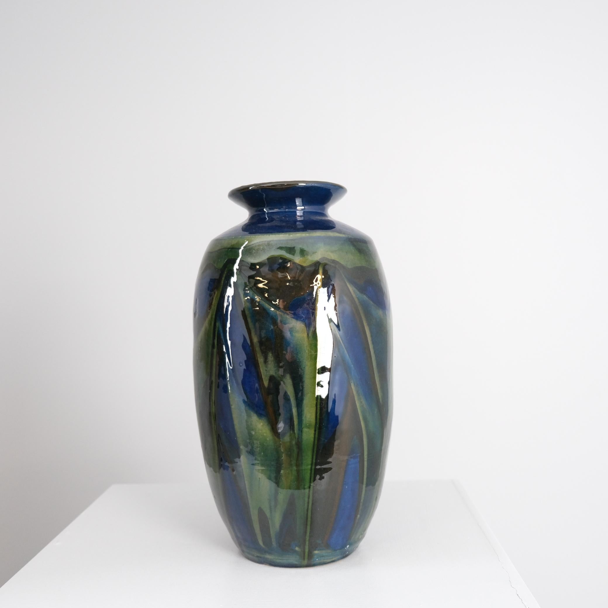 Eine schöne und ziemlich große Keramikvase mit dunkelblauer, grüner und brauner glasierter Oberfläche, entworfen von Herman Kähler und hergestellt von Herman Kähler ceramics. Die Vase ist in sehr gutem Zustand und behält eine lebendige Glosse. Es