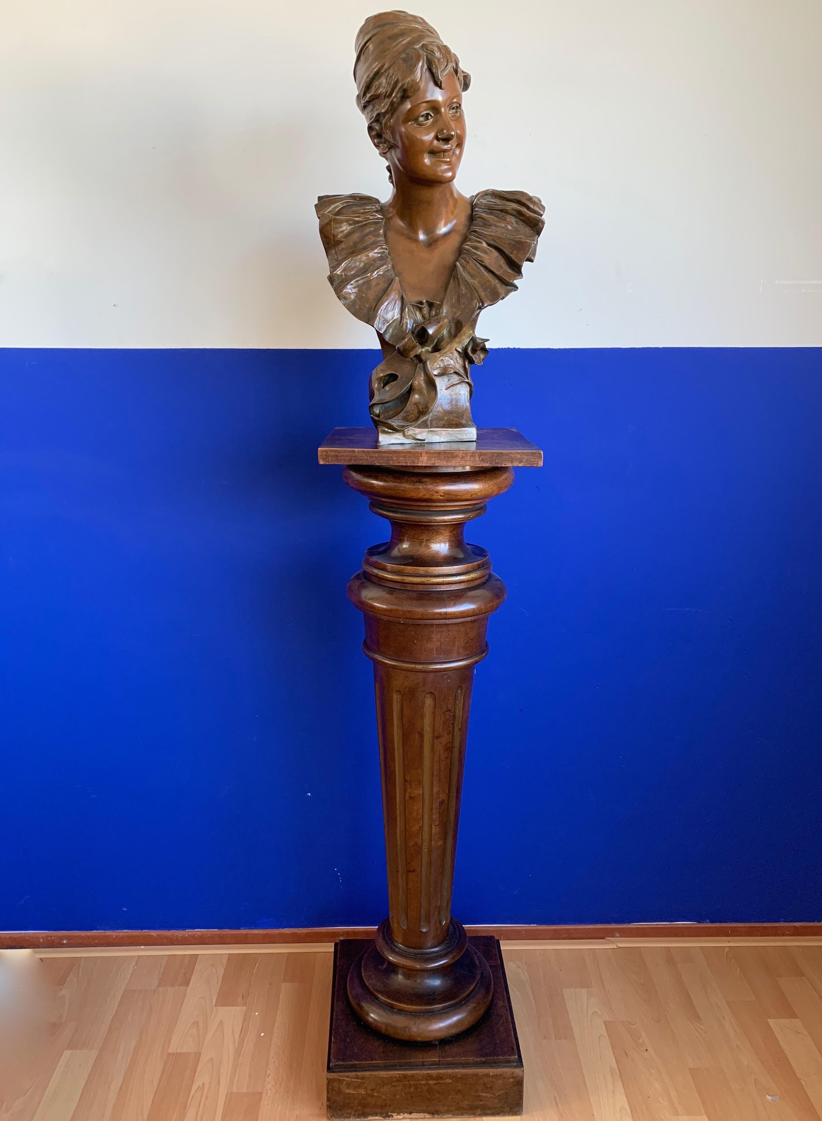 Buste de la plus belle facture avec une belle patine originale d'un important sculpteur belge 'George Van der Straeten'

Ce superbe buste représente une belle jeune femme avec un grand col à volants. Ses cheveux sont relevés et elle porte une