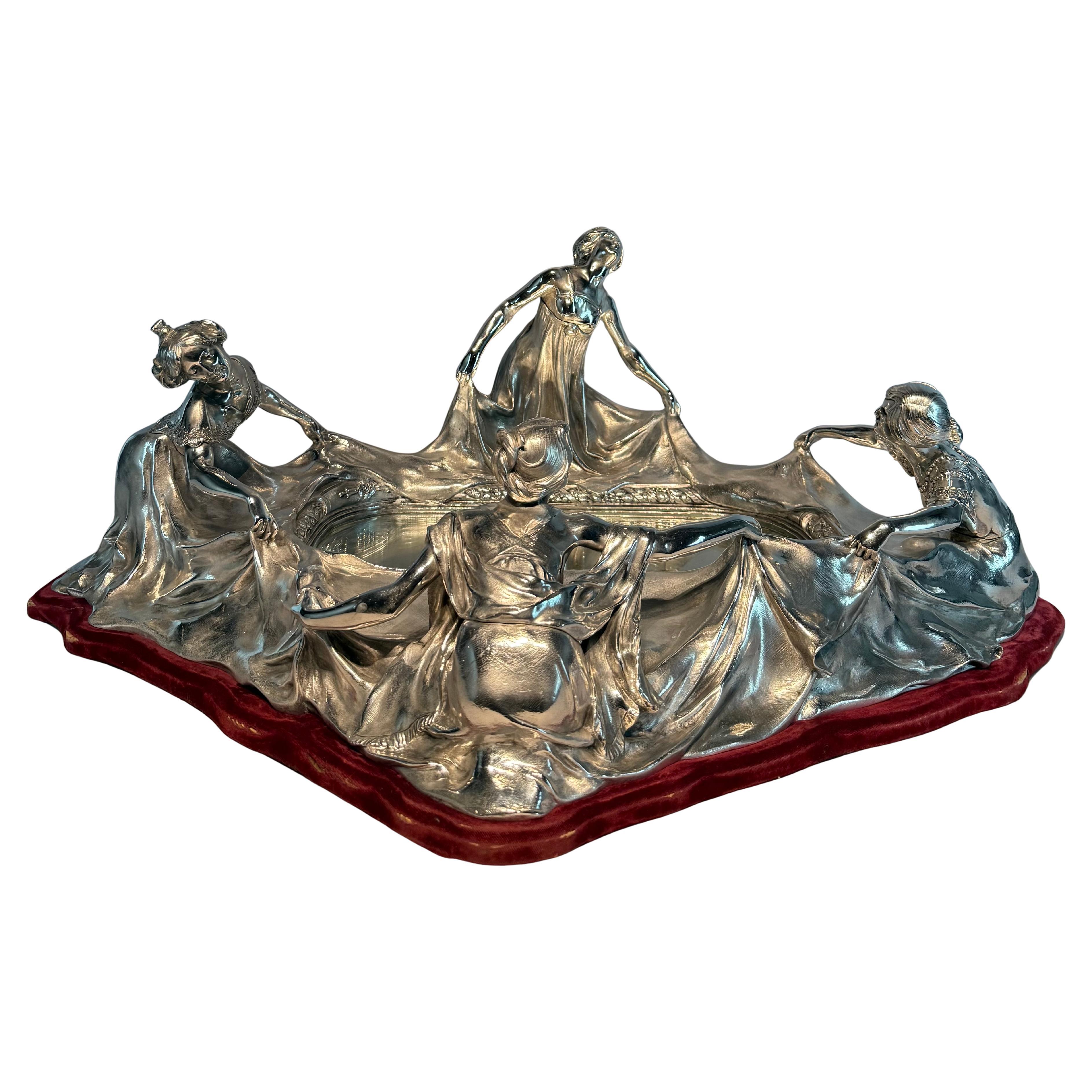 Grand centre de table Art Nouveau en bronze plaqué argent. Vers les années 1900.