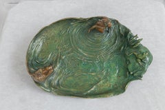 Grand plateau en bronze Art Nouveau, 2 jeunes femmes nues jetant dans l'eau avec une grenouille
