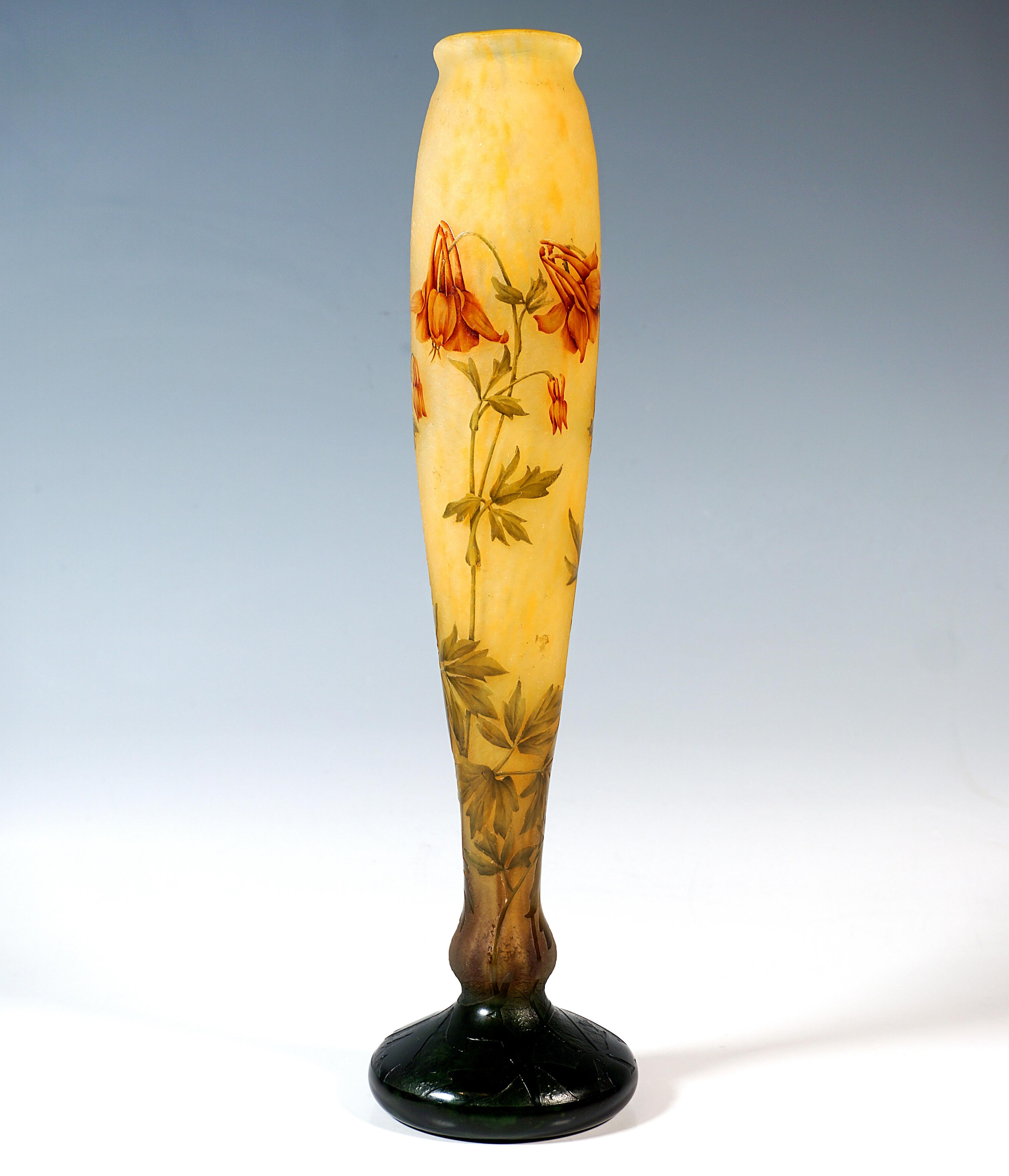 Vase de forme balustre, sur une base ronde compensée par un Nodus, aux parois légèrement incurvées et élancées, avec un léger rétrécissement au niveau du col et un bord évasé, verre incolore avec inclusions de poudre jaune-orange, brune et verte,