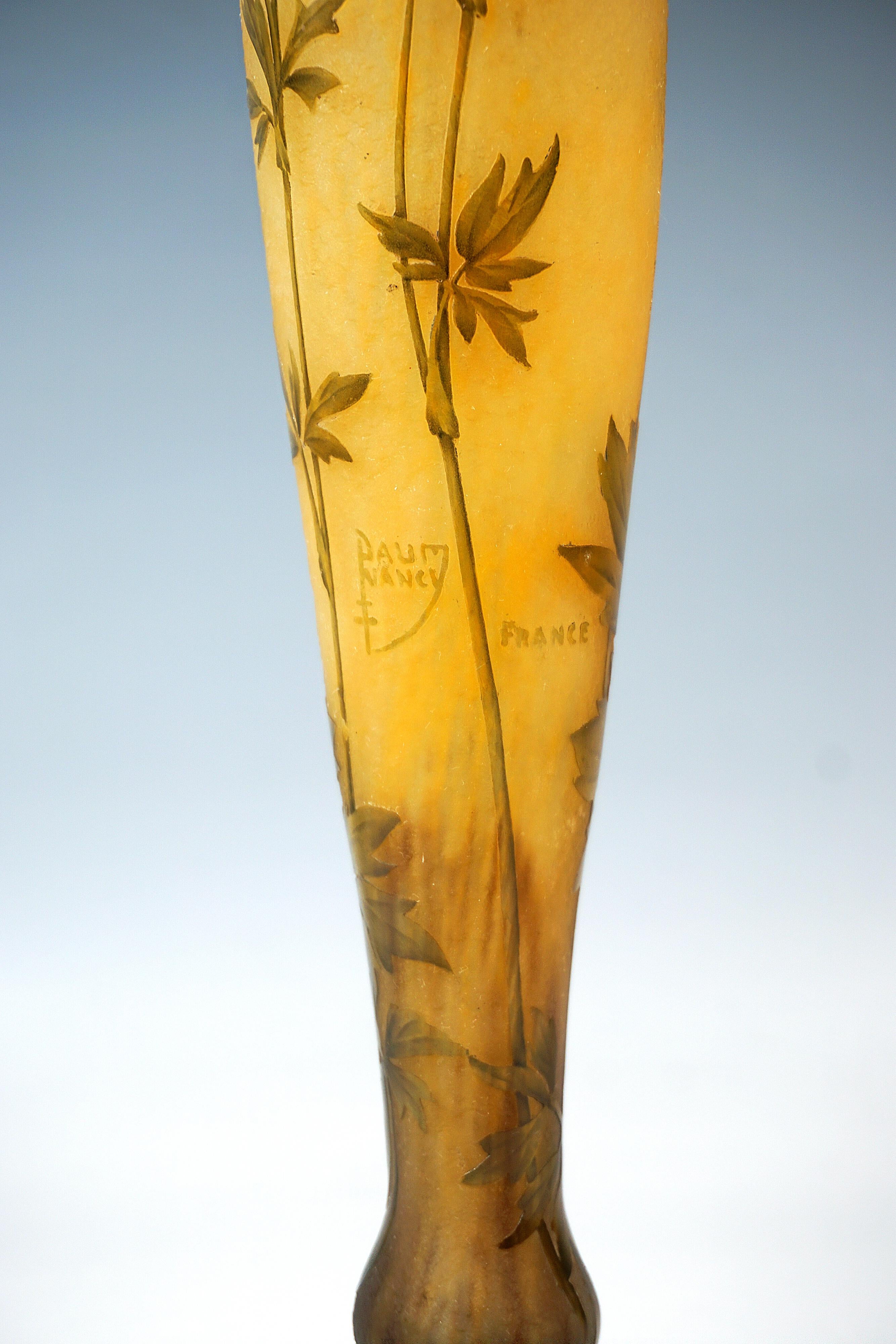 Buriné Grand vase simple Camée Art Nouveau 'Ancolie', Daum Nancy, France, Ca 1910/1915 en vente