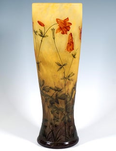 Grande vaso in stile Art Nouveau con cammeo, decorazione “Ancolie” (aquilegia), Daum Nancy, 1910 circa
