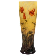 Grande vaso in stile Art Nouveau con cammeo, decorazione “Ancolie” (aquilegia), Daum Nancy, 1910 circa