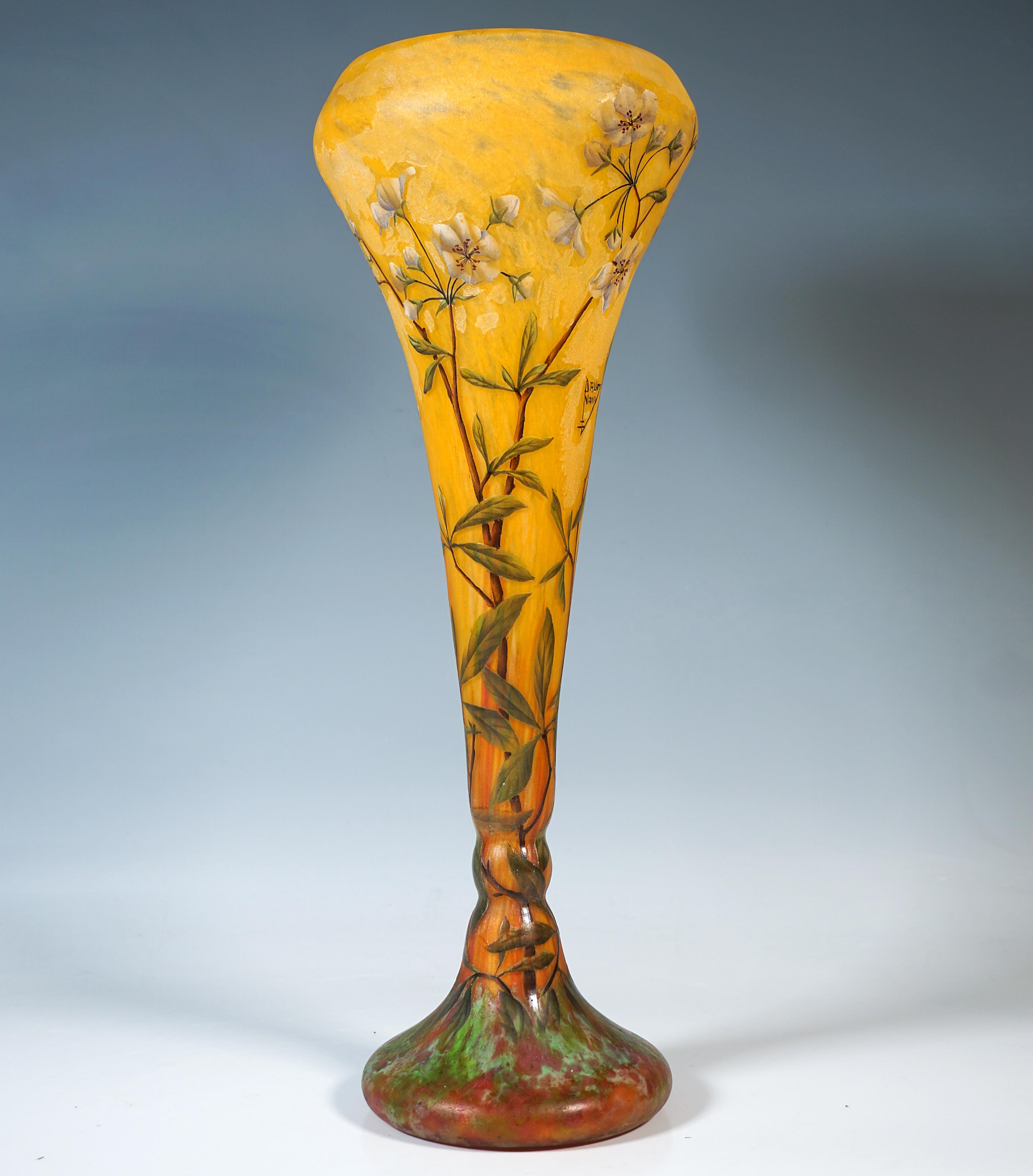 Balusterförmige Vase, auf rundem, durch einen Nodus abgesetztem Sockel, der sich trompetenförmig verbreitert und zu einem eingezogenen Rand verjüngt, farbloses Glas mit flockigen gelben, orange-roten und violetten Pulvereinschlüssen, grüne und weiße