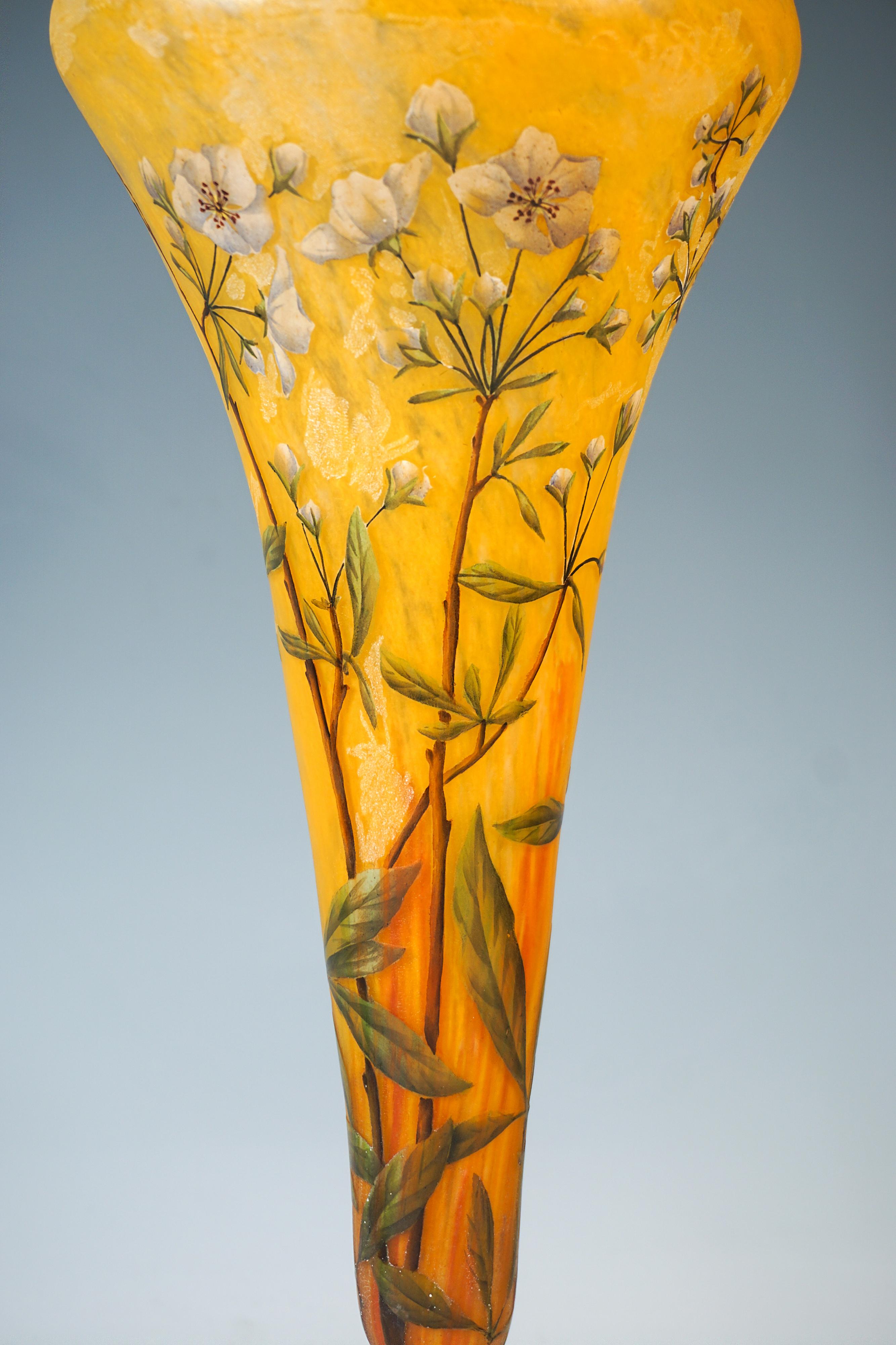 Große Jugendstil-Kamee-Vase 'Pommier en Fleurs', Daum Nancy, Frankreich, 1900/1905 (Frühes 20. Jahrhundert) im Angebot