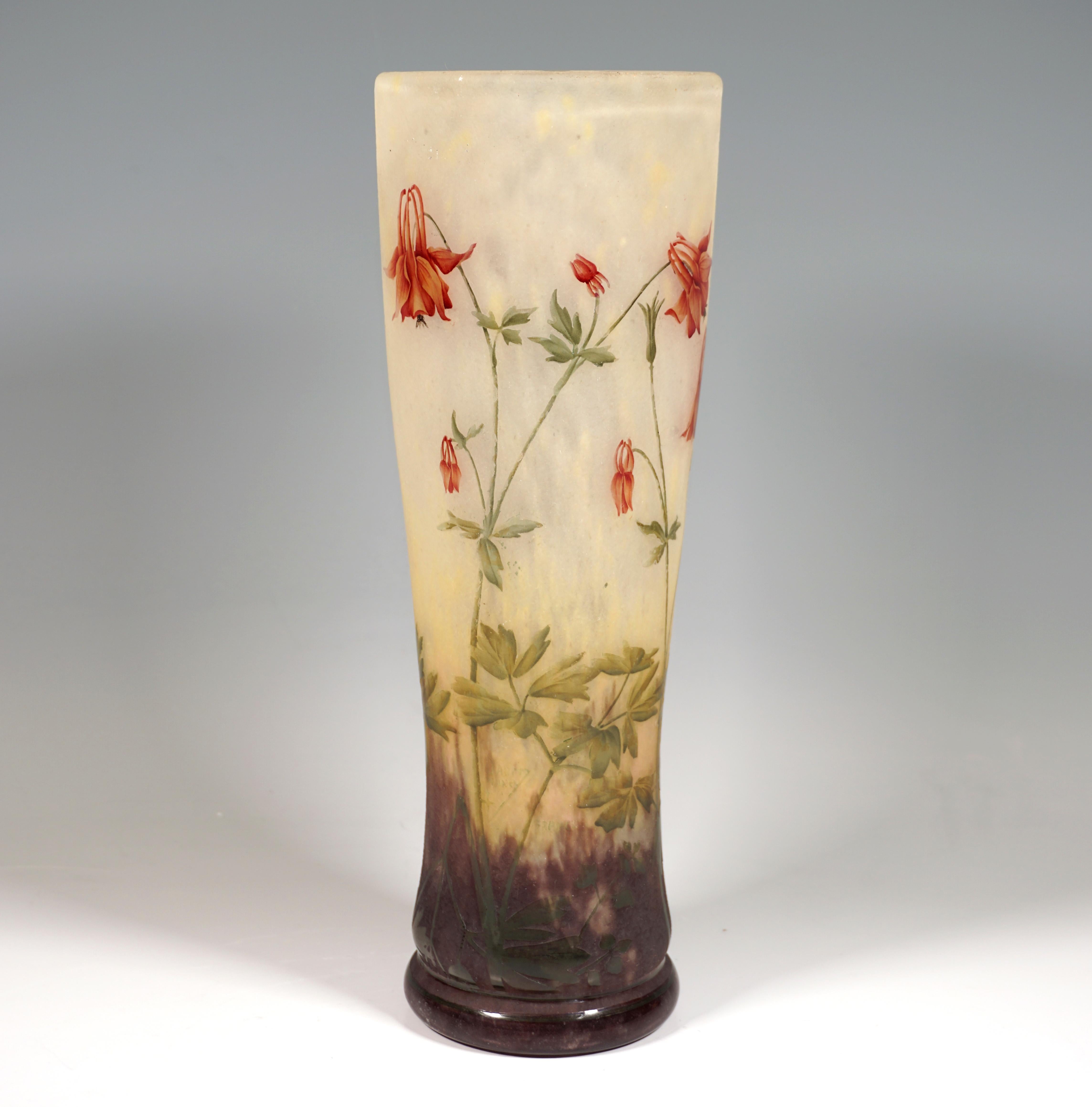 Art nouveau Grand vase camée Art Nouveau avec décor de columbine, Daum Nancy, France, vers 1910 en vente