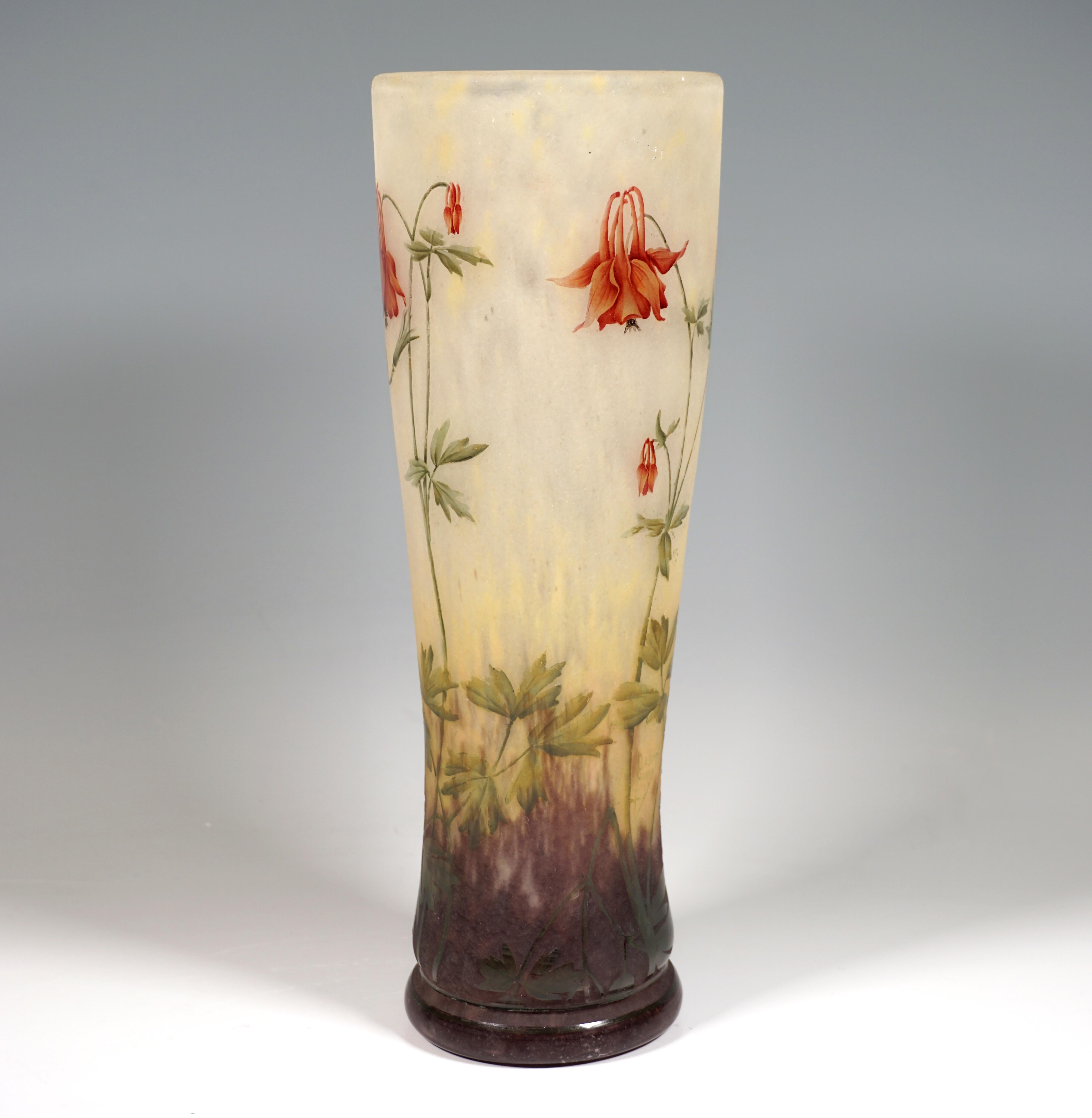 Français Grand vase camée Art Nouveau avec décor de columbine, Daum Nancy, France, vers 1910 en vente
