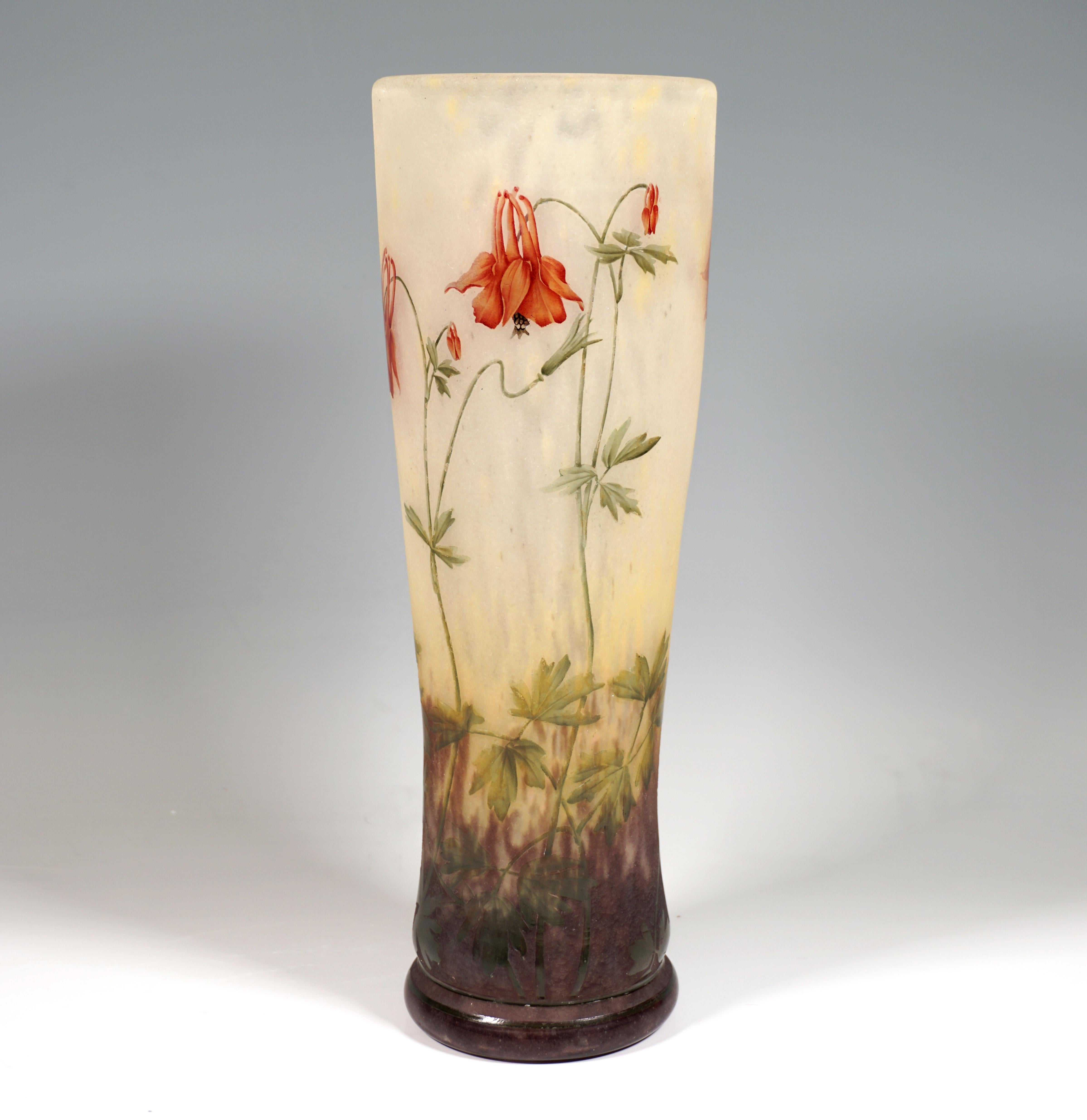 Buriné Grand vase camée Art Nouveau avec décor de columbine, Daum Nancy, France, vers 1910 en vente