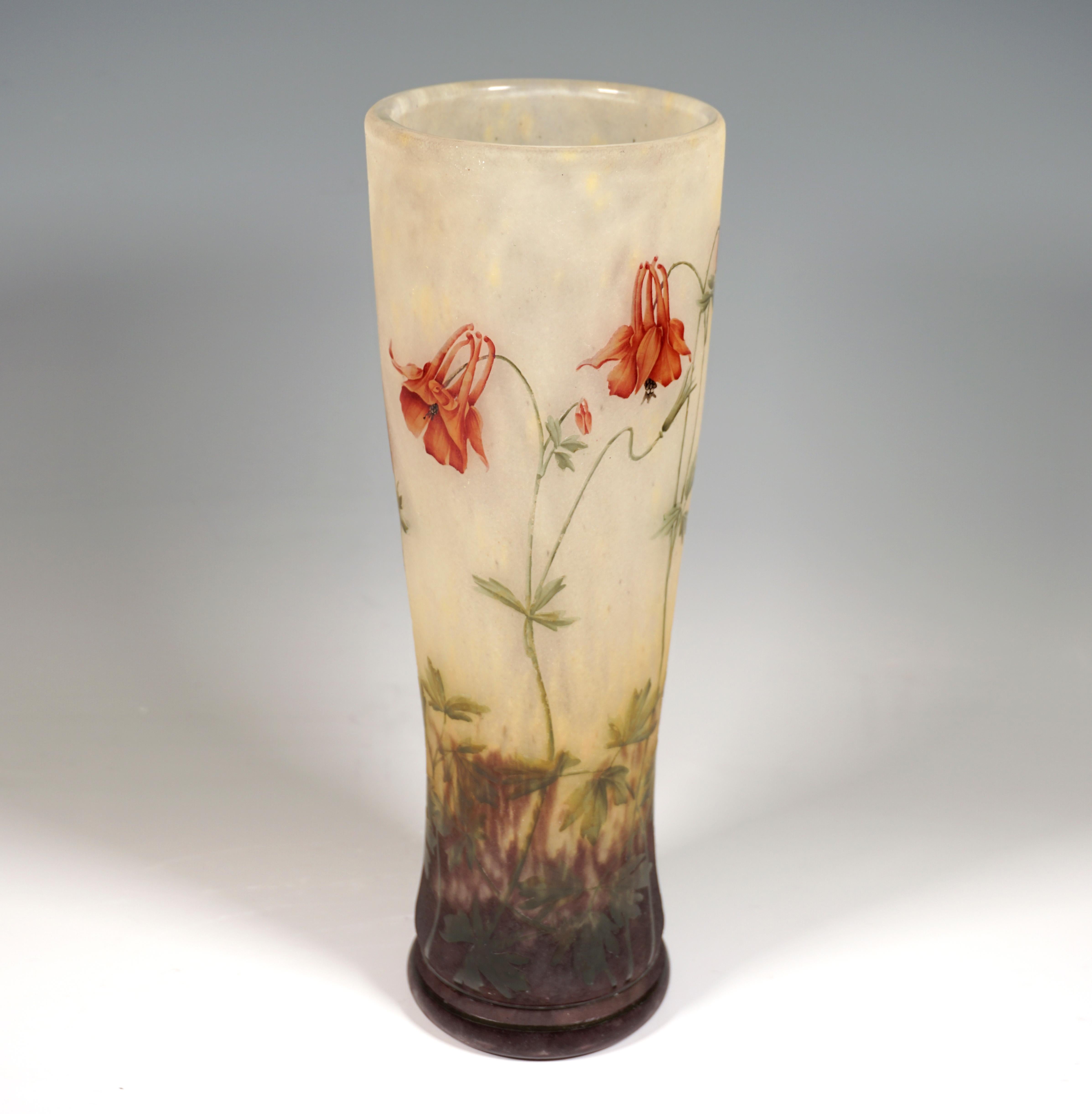 Large Art Nouveau Cameo Vase with Columbine Decor, Daum Nancy, France, Ca 1910 In Good Condition For Sale In Vienna, AT