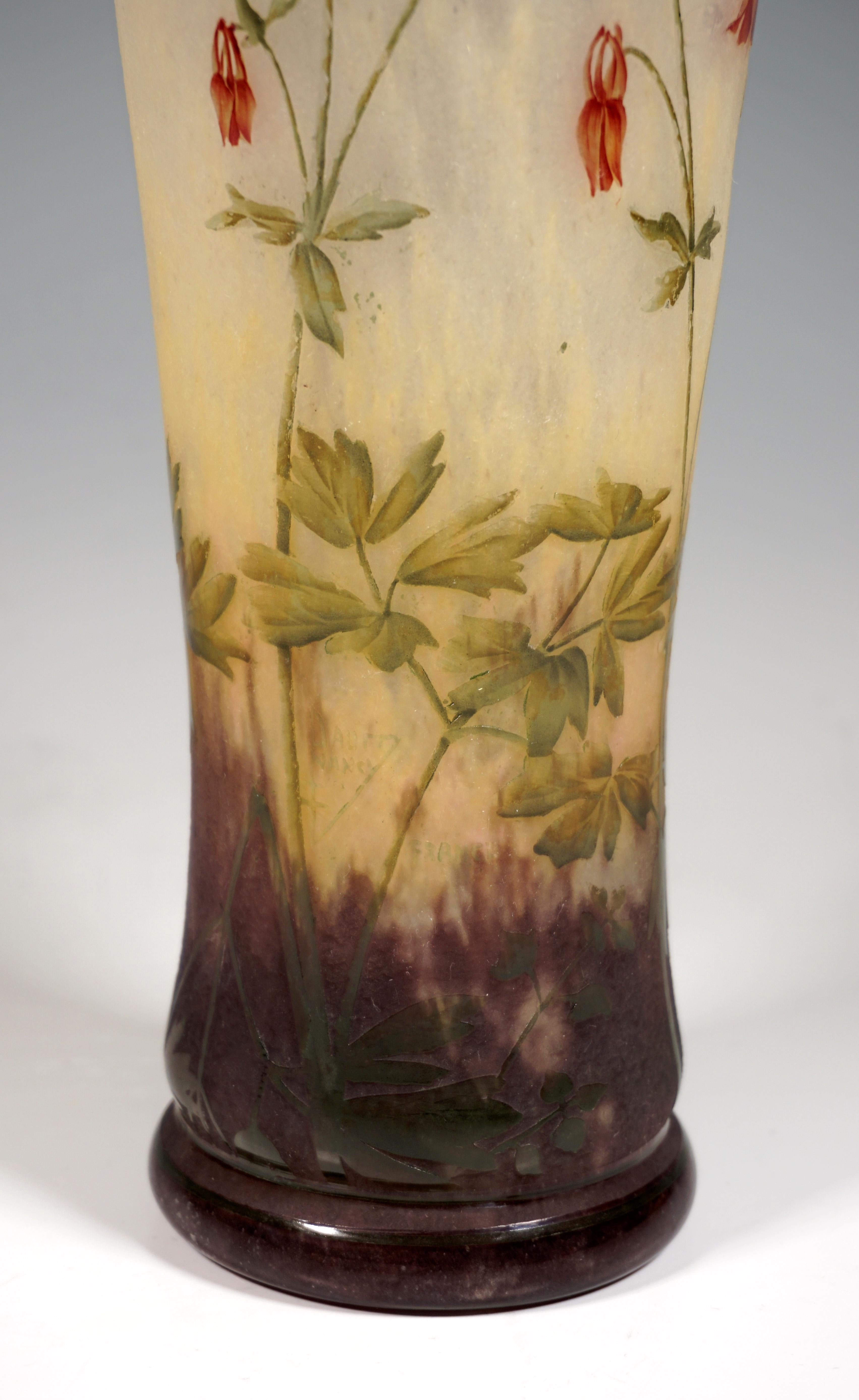 Début du 20ème siècle Grand vase camée Art Nouveau avec décor de columbine, Daum Nancy, France, vers 1910 en vente
