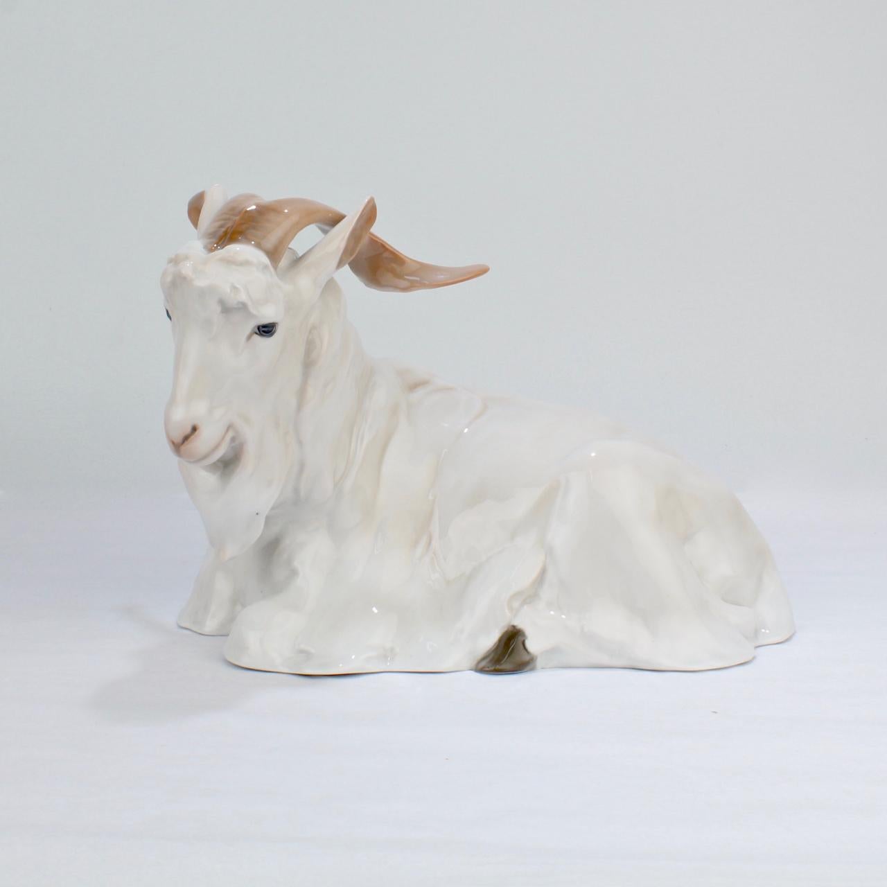 Eine sehr schöne, frühe Rosenthal Porzellanfigur einer dalmatinischen Ziege.

Diese von Willy Zügel modellierte Figur wurde um 1915 gegossen und mit gedämpften Unterglasurfarben verziert. 

Es handelt sich um eine für Rosenthal ungewöhnlich
