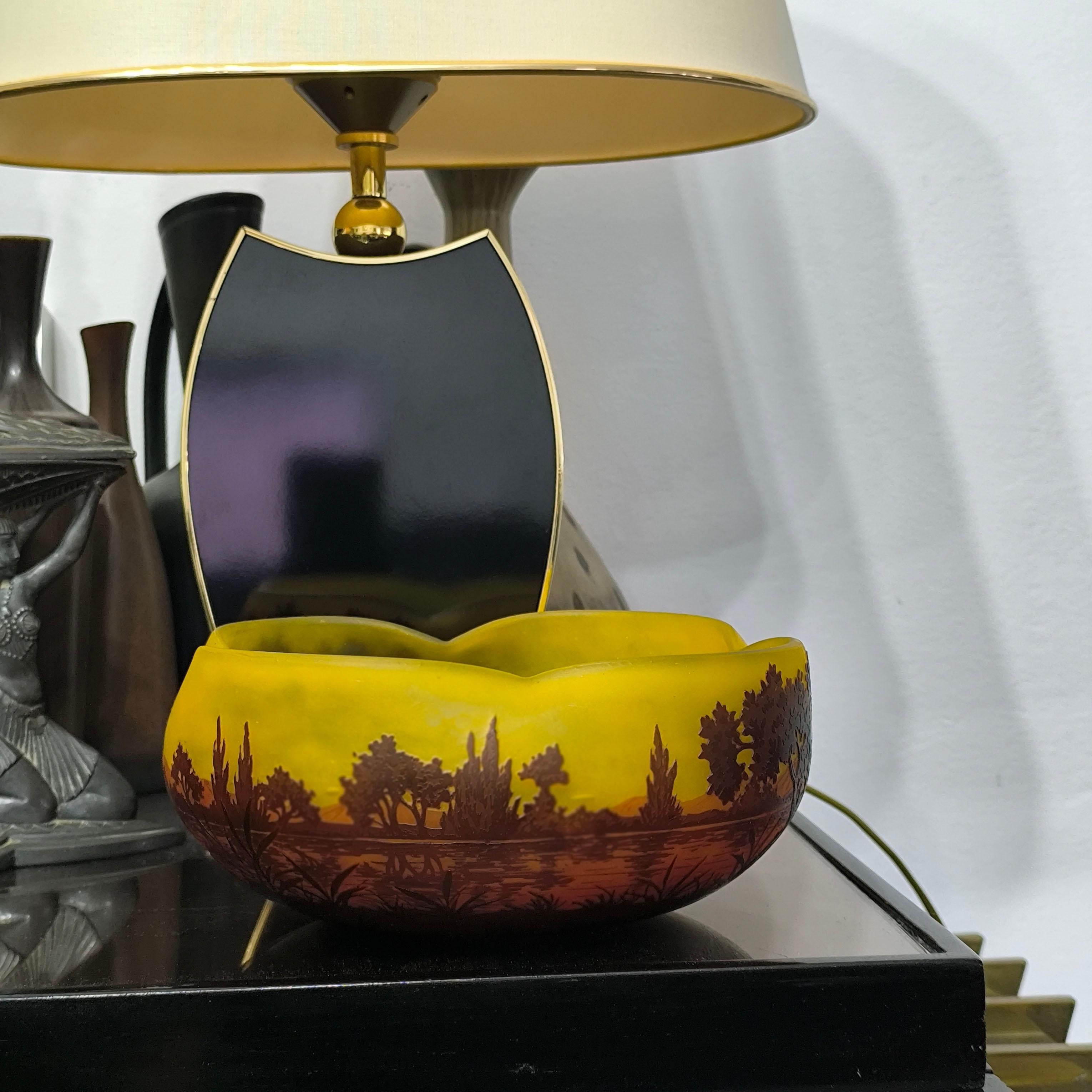 Grande ciotola a cammeo Art Nouveau Daum Nancy, 'Paysage de Verre' - Paesaggio lacustre in vendita 3