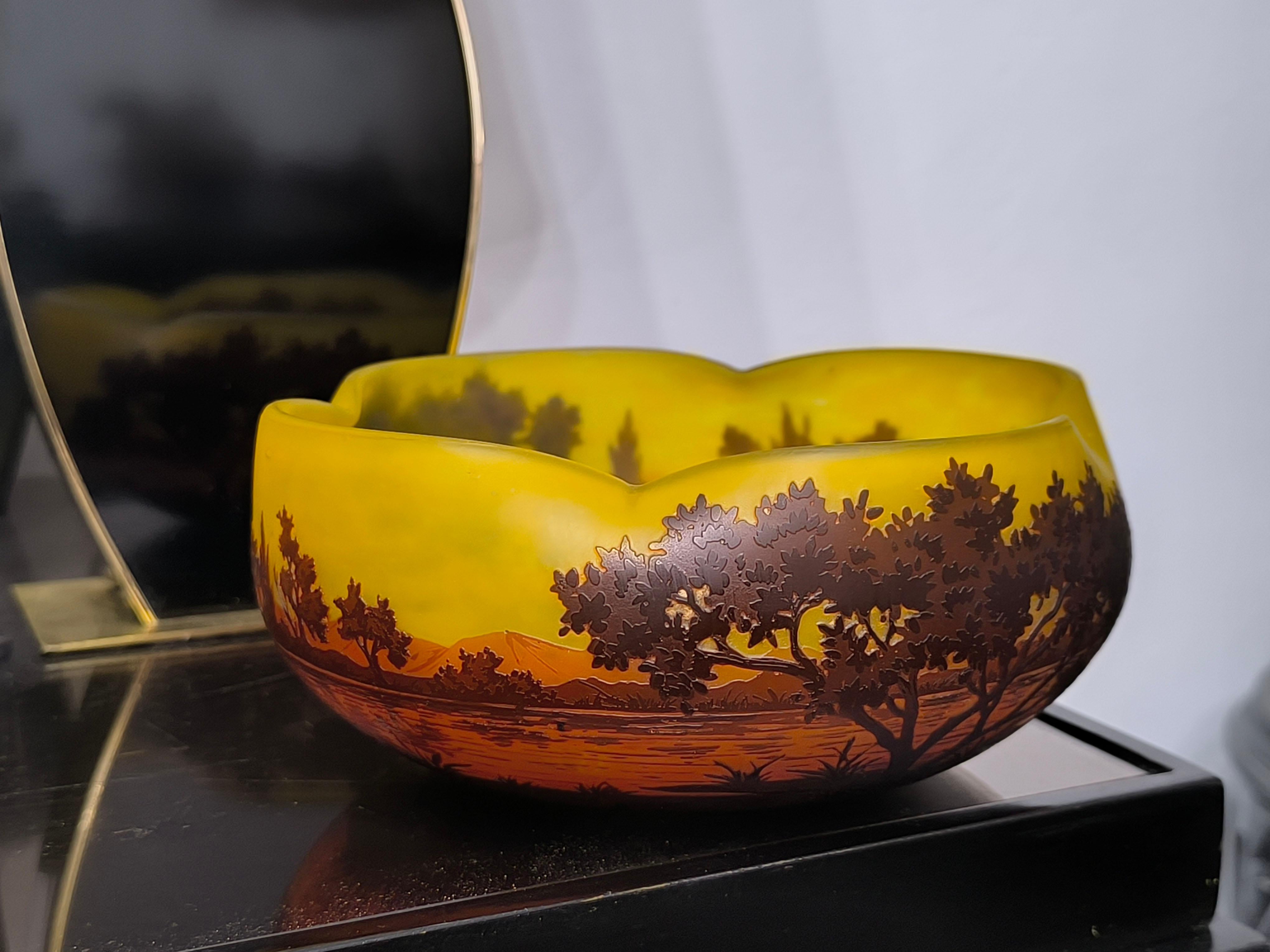 Grande ciotola a cammeo Art Nouveau Daum Nancy, 'Paysage de Verre' - Paesaggio lacustre in vendita 10