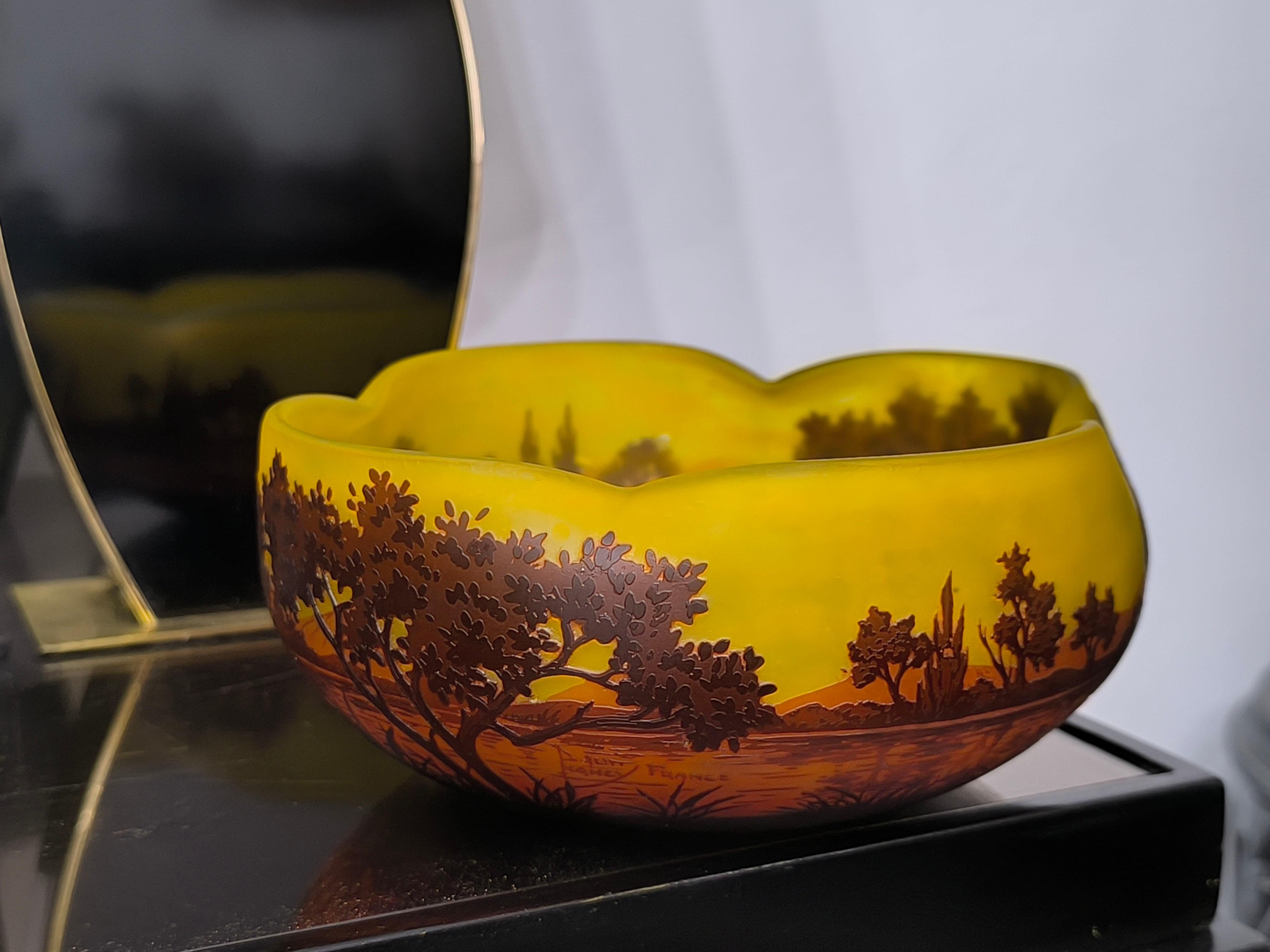 Grande ciotola a cammeo Art Nouveau Daum Nancy, 'Paysage de Verre' - Paesaggio lacustre in vendita 11