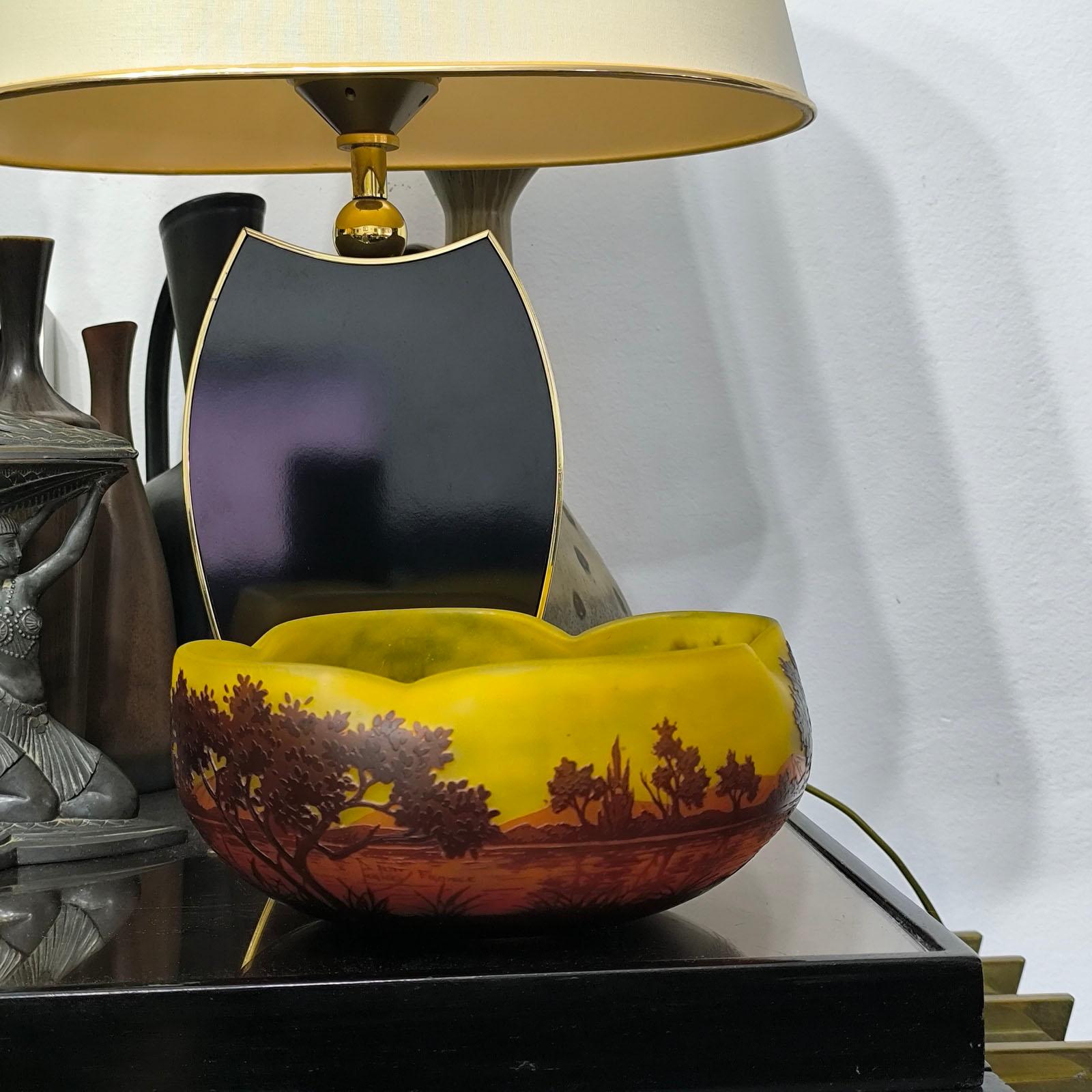 Intagliato a mano Grande ciotola a cammeo Art Nouveau Daum Nancy, 'Paysage de Verre' - Paesaggio lacustre in vendita