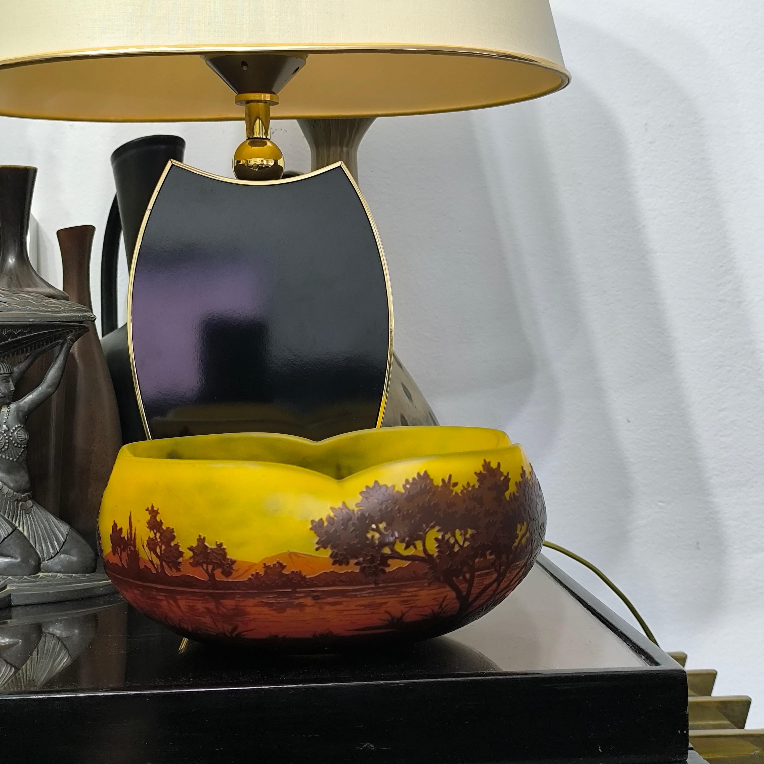 Vetro Grande ciotola a cammeo Art Nouveau Daum Nancy, 'Paysage de Verre' - Paesaggio lacustre in vendita
