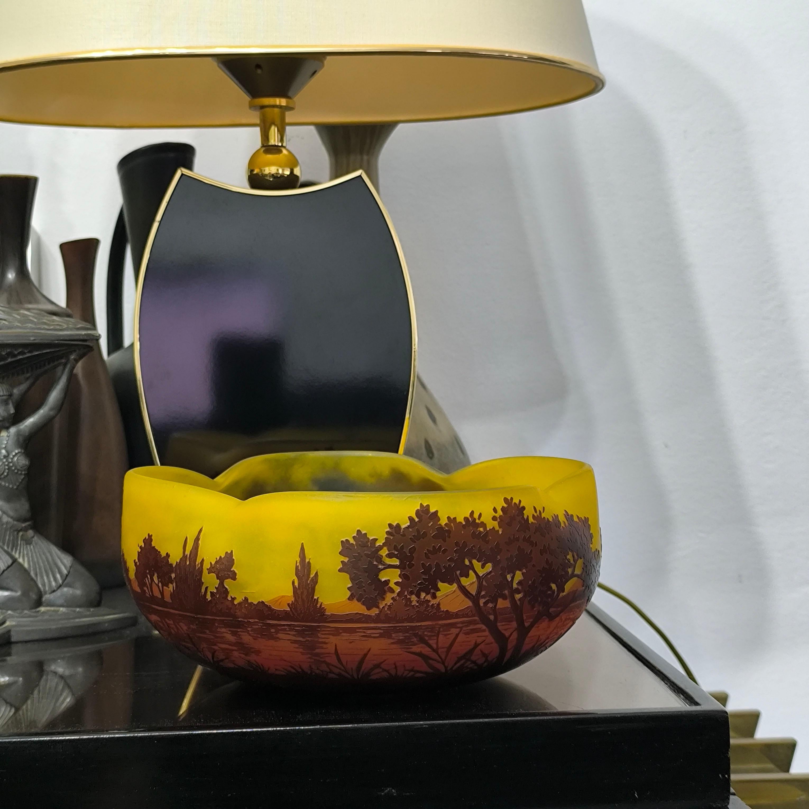 Grande ciotola a cammeo Art Nouveau Daum Nancy, 'Paysage de Verre' - Paesaggio lacustre in vendita 2